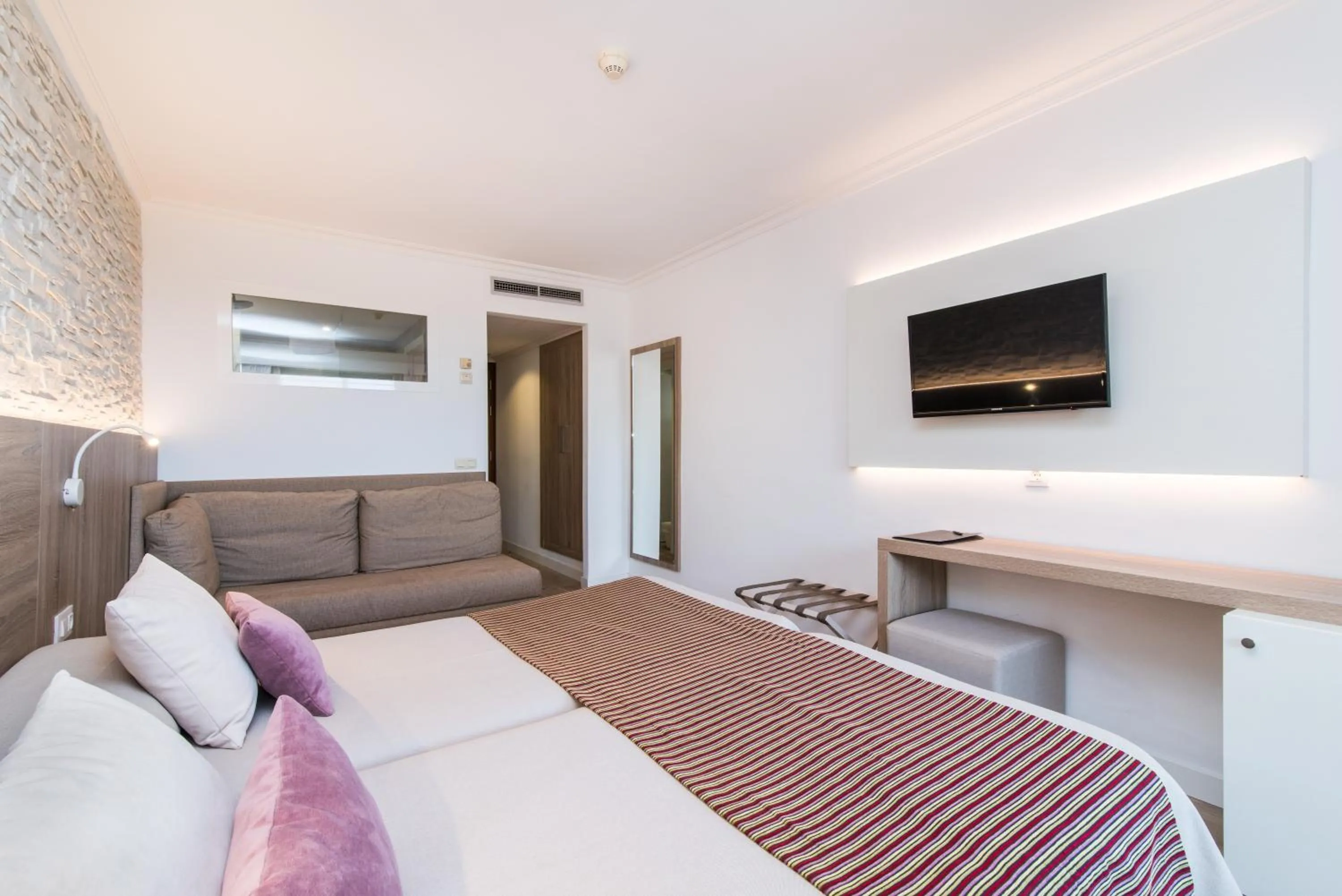 Photo of the whole room, Bed in Hotel Na Taconera