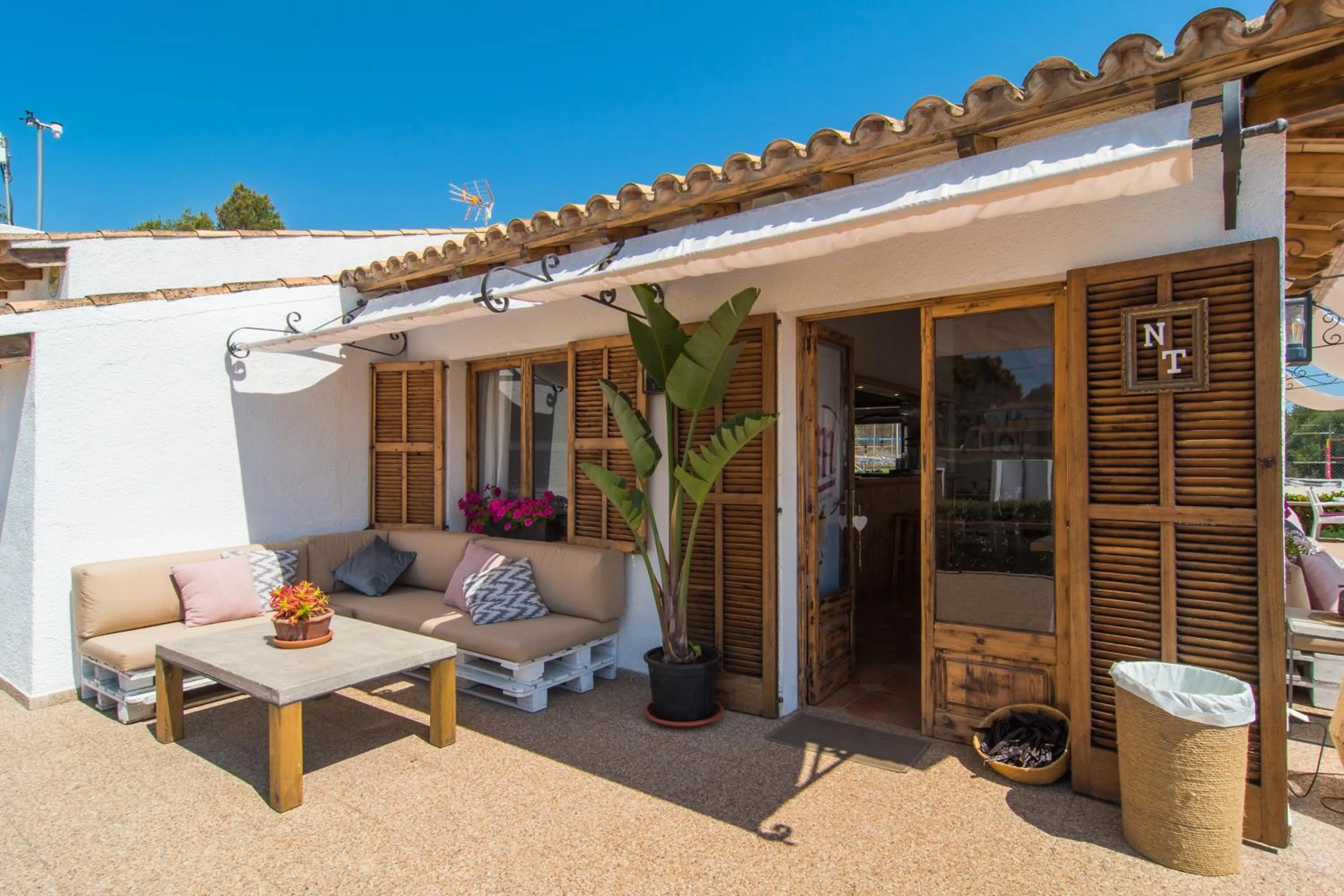 Restaurant/places to eat in Hotel Na Taconera