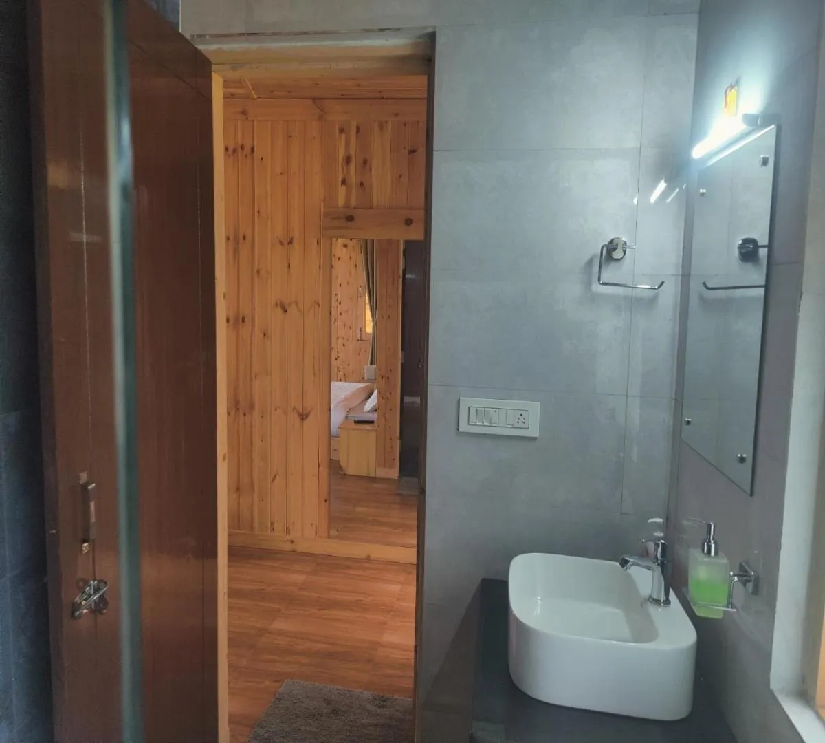 Shower in LaSerene The Cottage - Pangoot