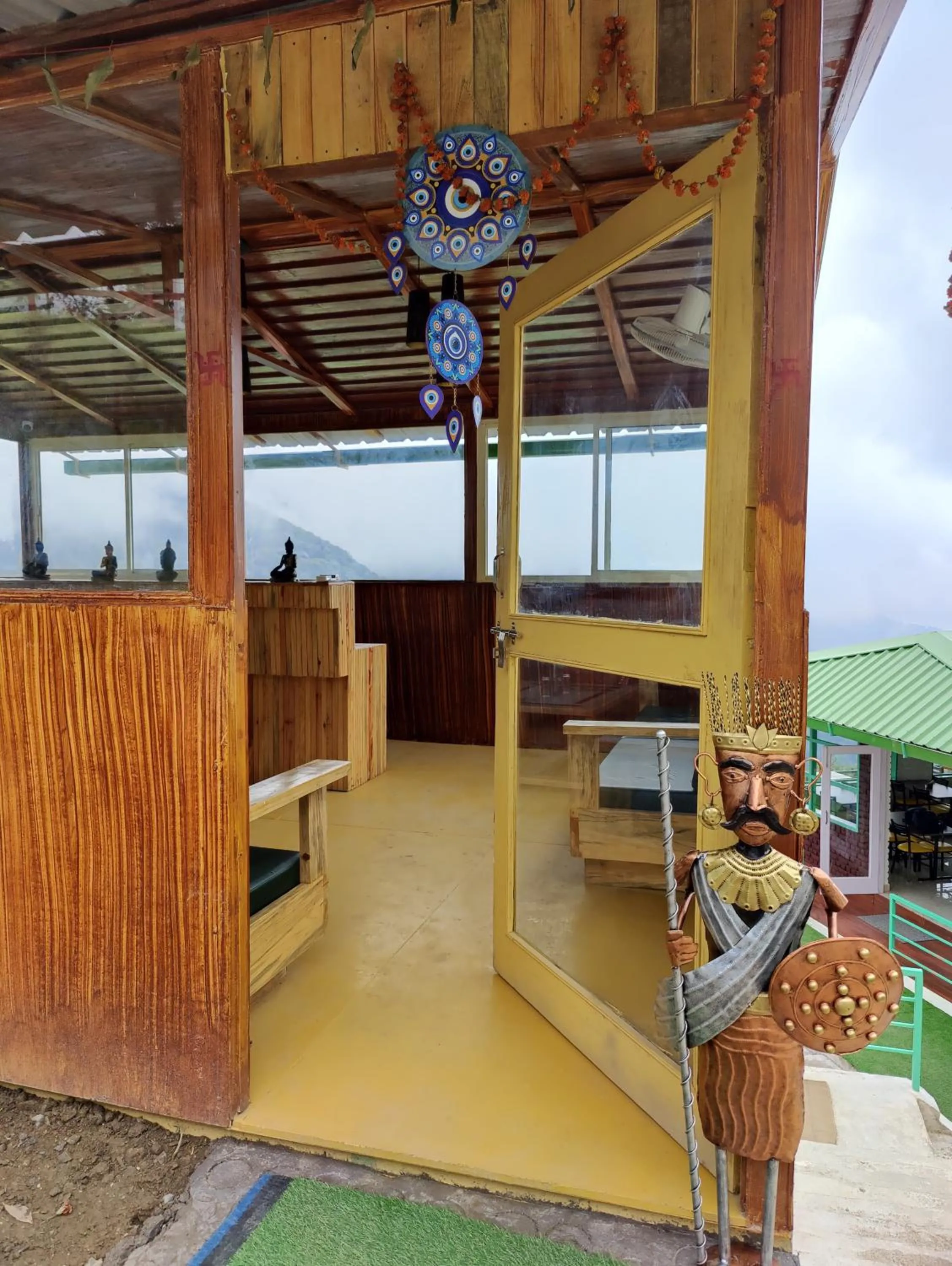 Communal lounge/ TV room in LaSerene The Cottage - Pangoot