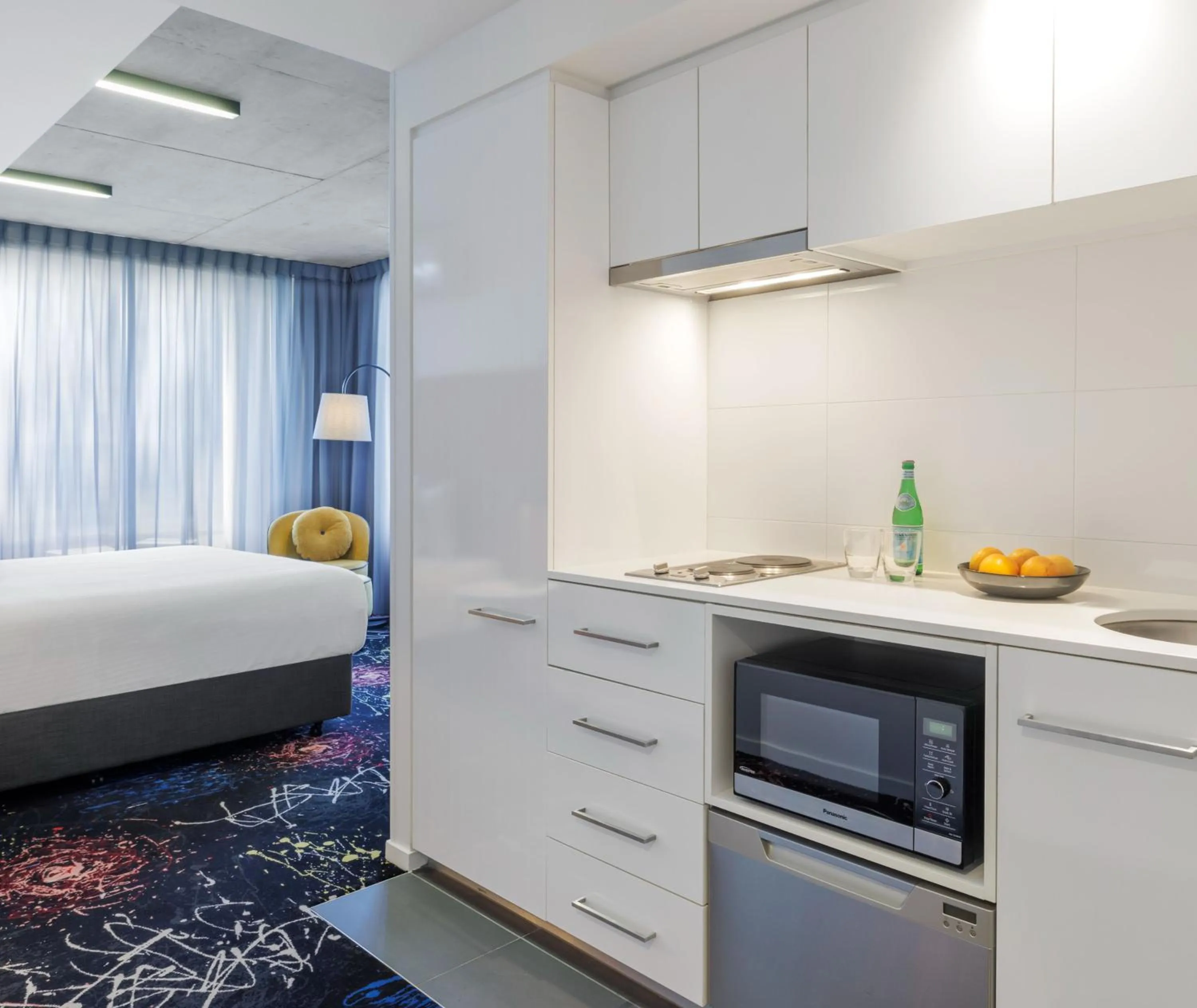 Kitchen or kitchenette, Bed in Oaks Melbourne St Kilda Road Hotel