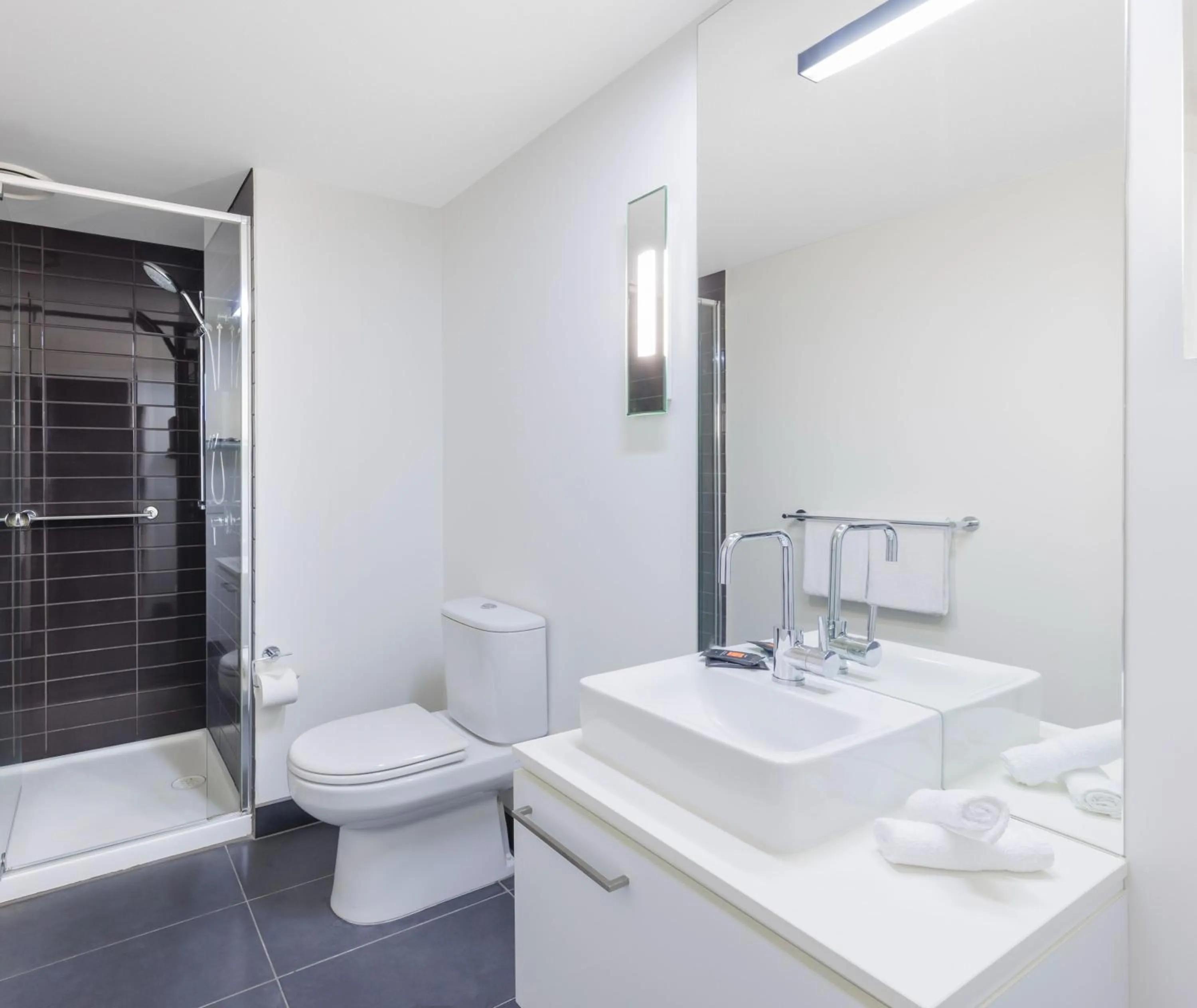 Toilet in Oaks Melbourne St Kilda Road Hotel