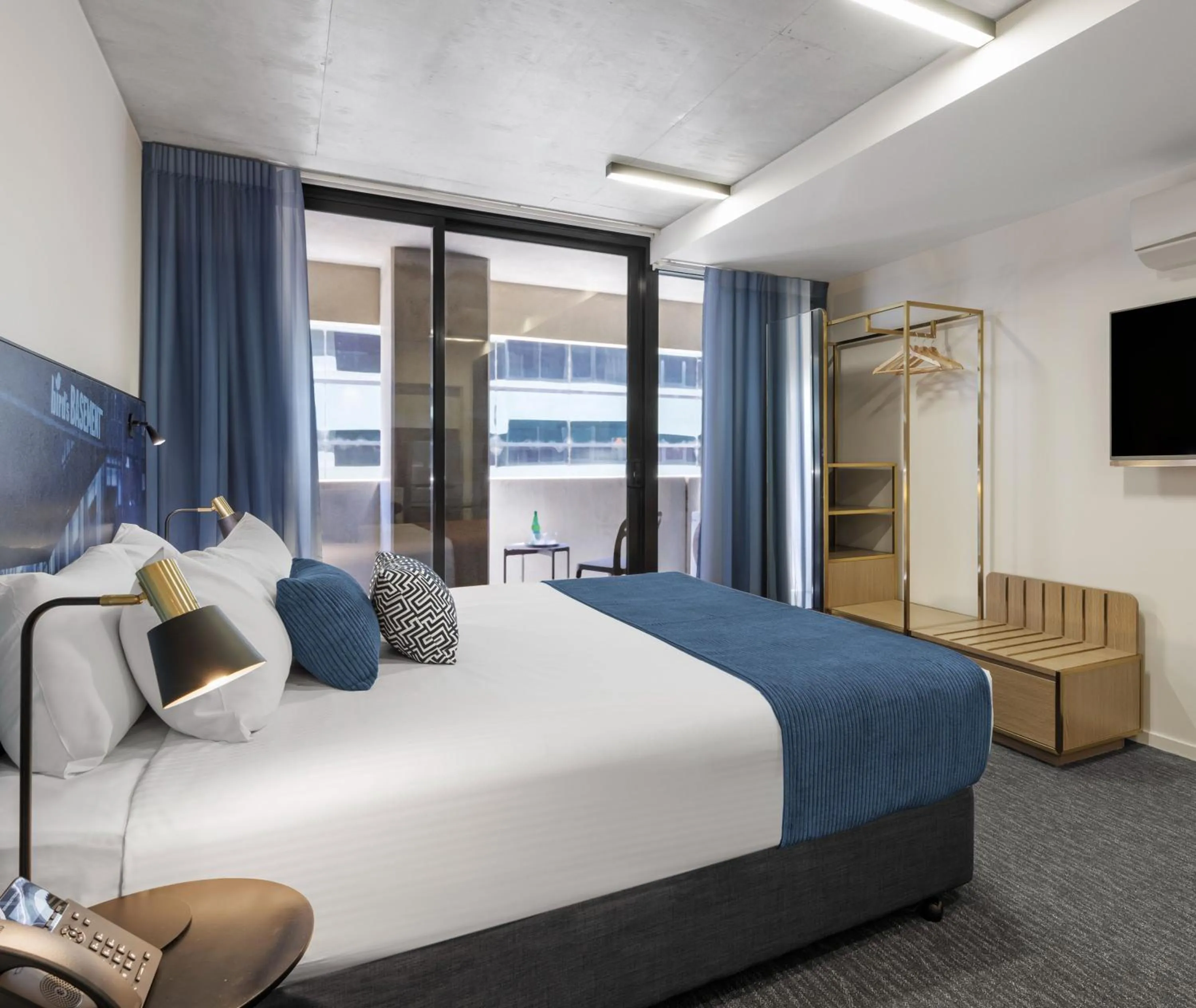 Bed in Oaks Melbourne St Kilda Road Hotel