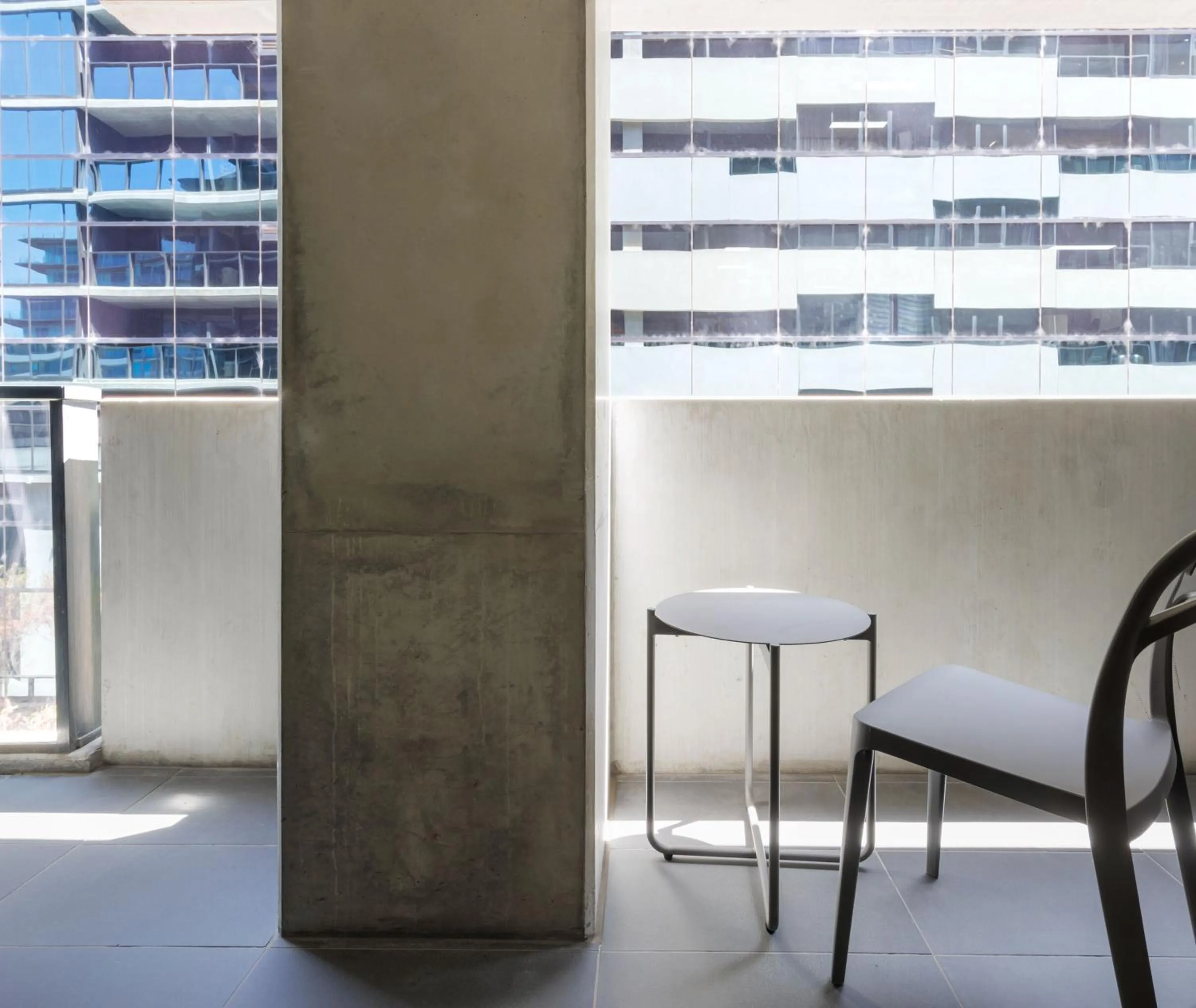 Seating area in Oaks Melbourne St Kilda Road Hotel