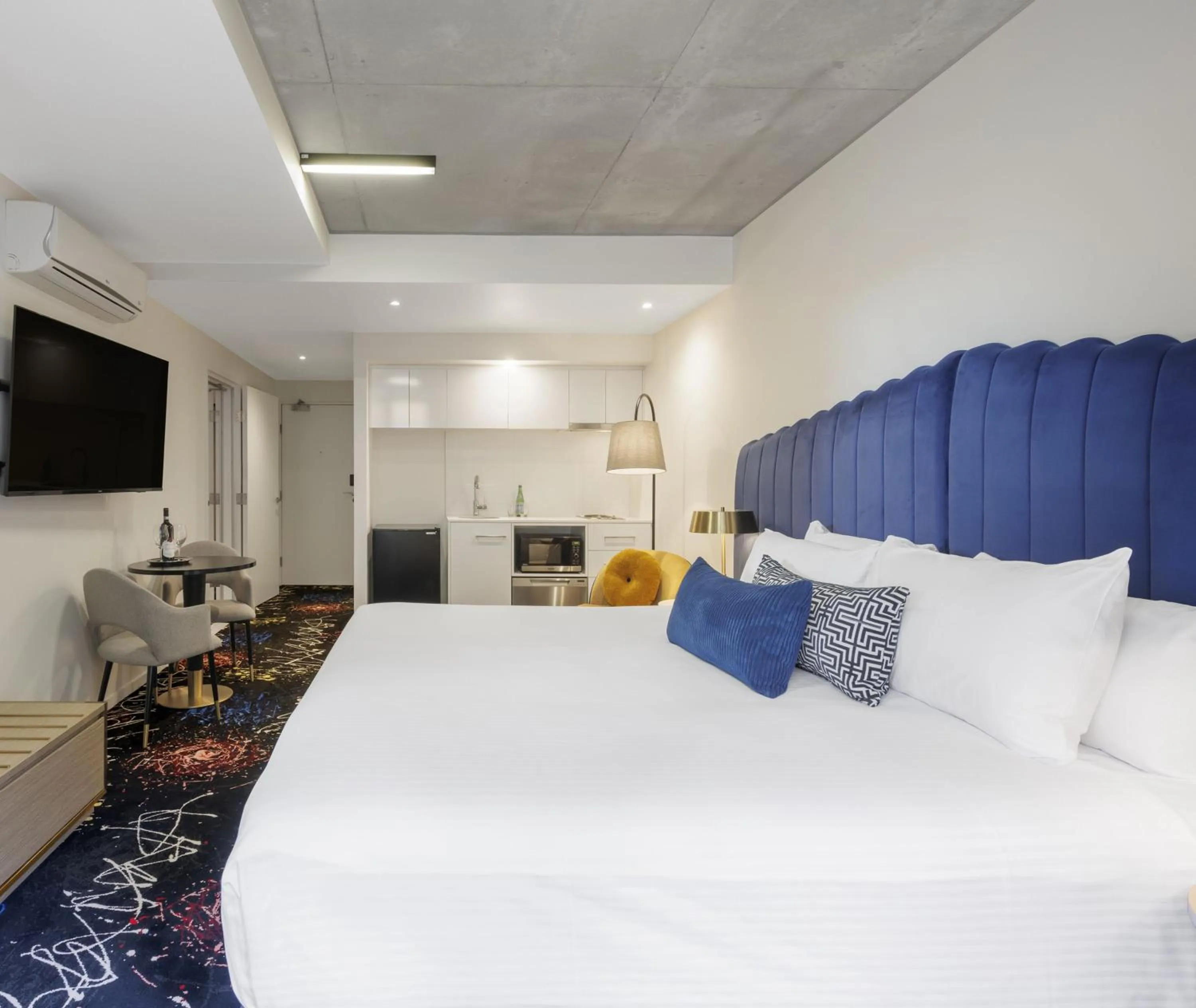 Bedroom, Bed in Oaks Melbourne St Kilda Road Hotel