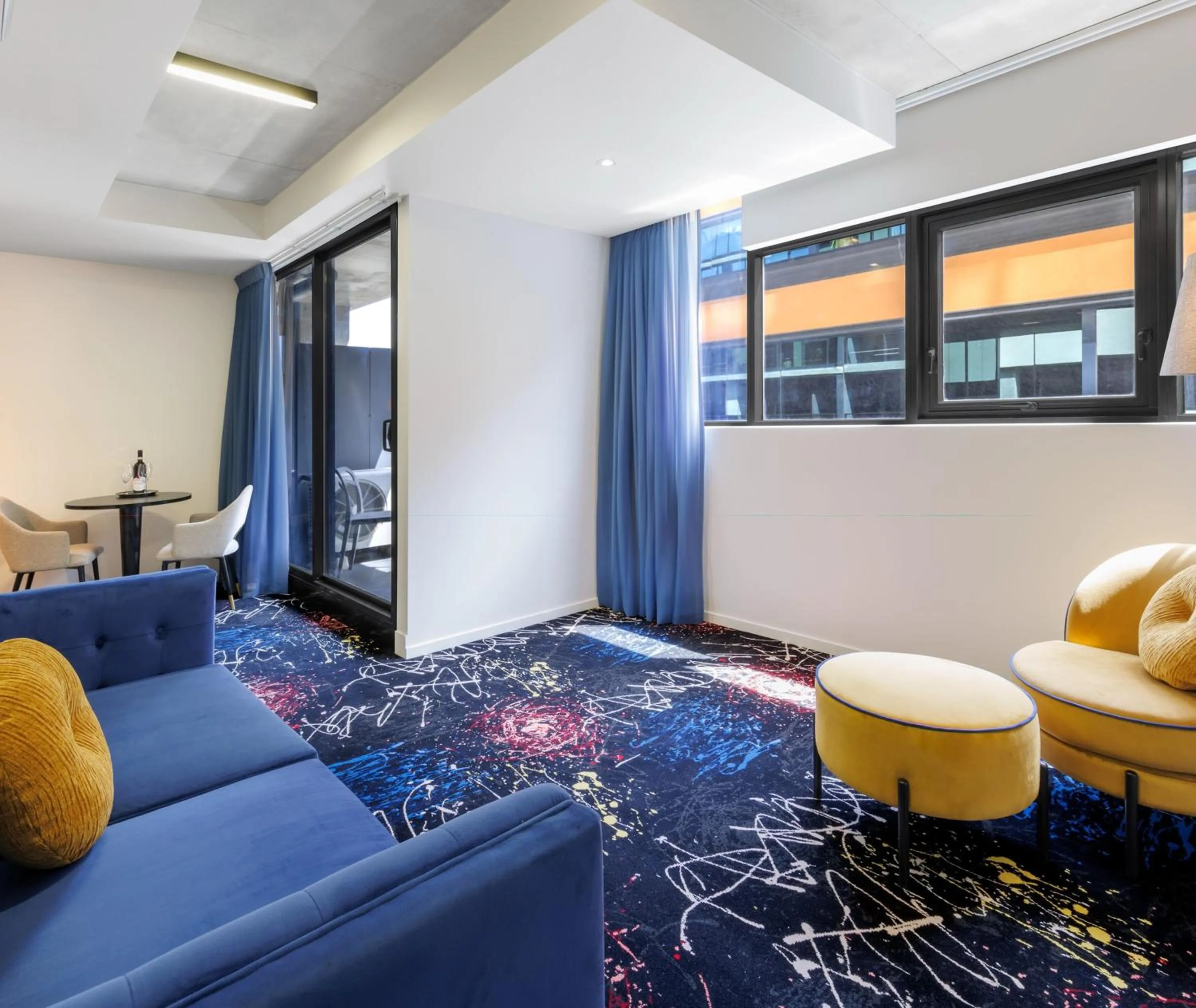 Seating area in Oaks Melbourne St Kilda Road Hotel