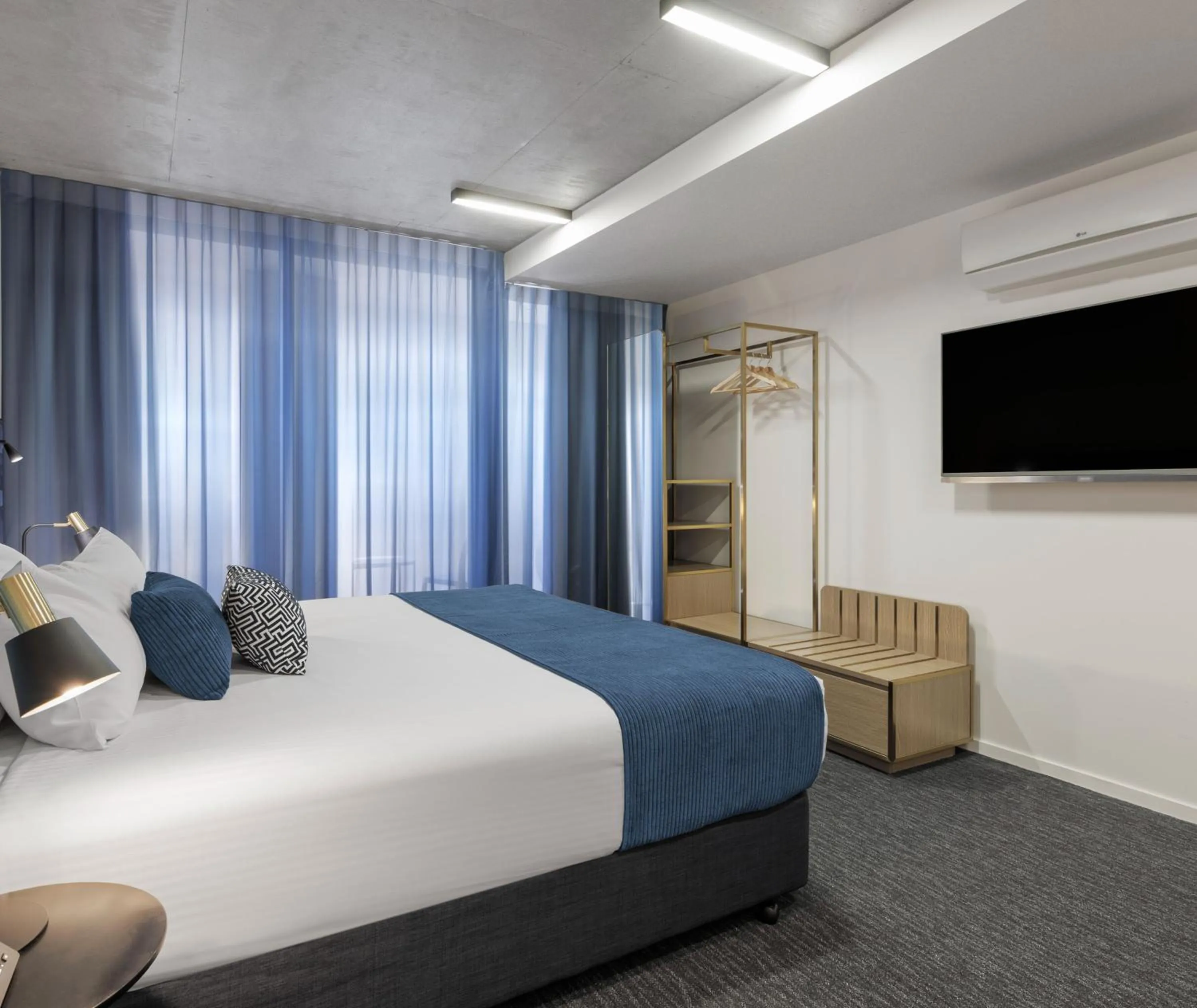 Bed in Oaks Melbourne St Kilda Road Hotel