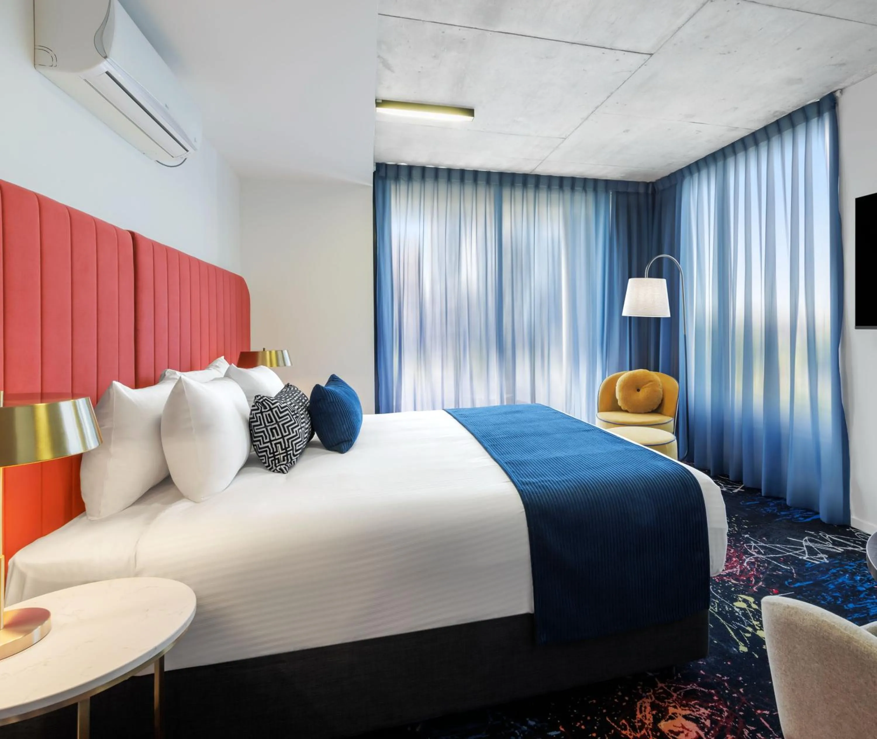 Bed in Oaks Melbourne St Kilda Road Hotel