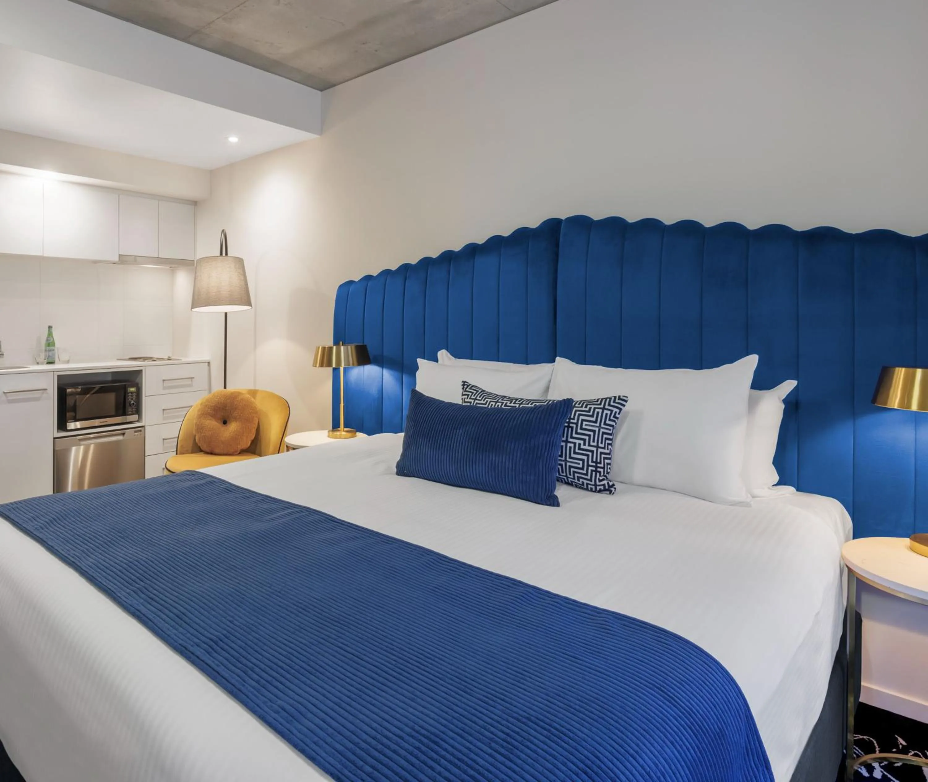 Bed in Oaks Melbourne St Kilda Road Hotel