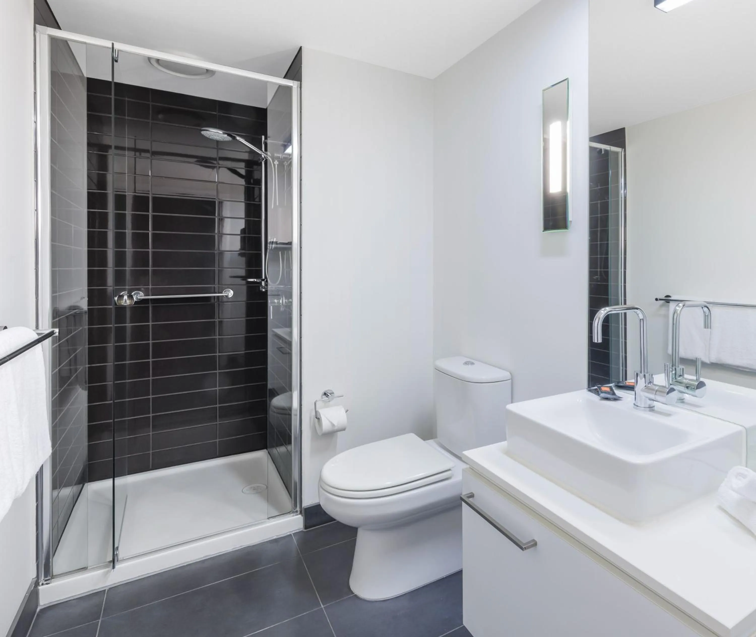 Shower in Oaks Melbourne St Kilda Road Hotel