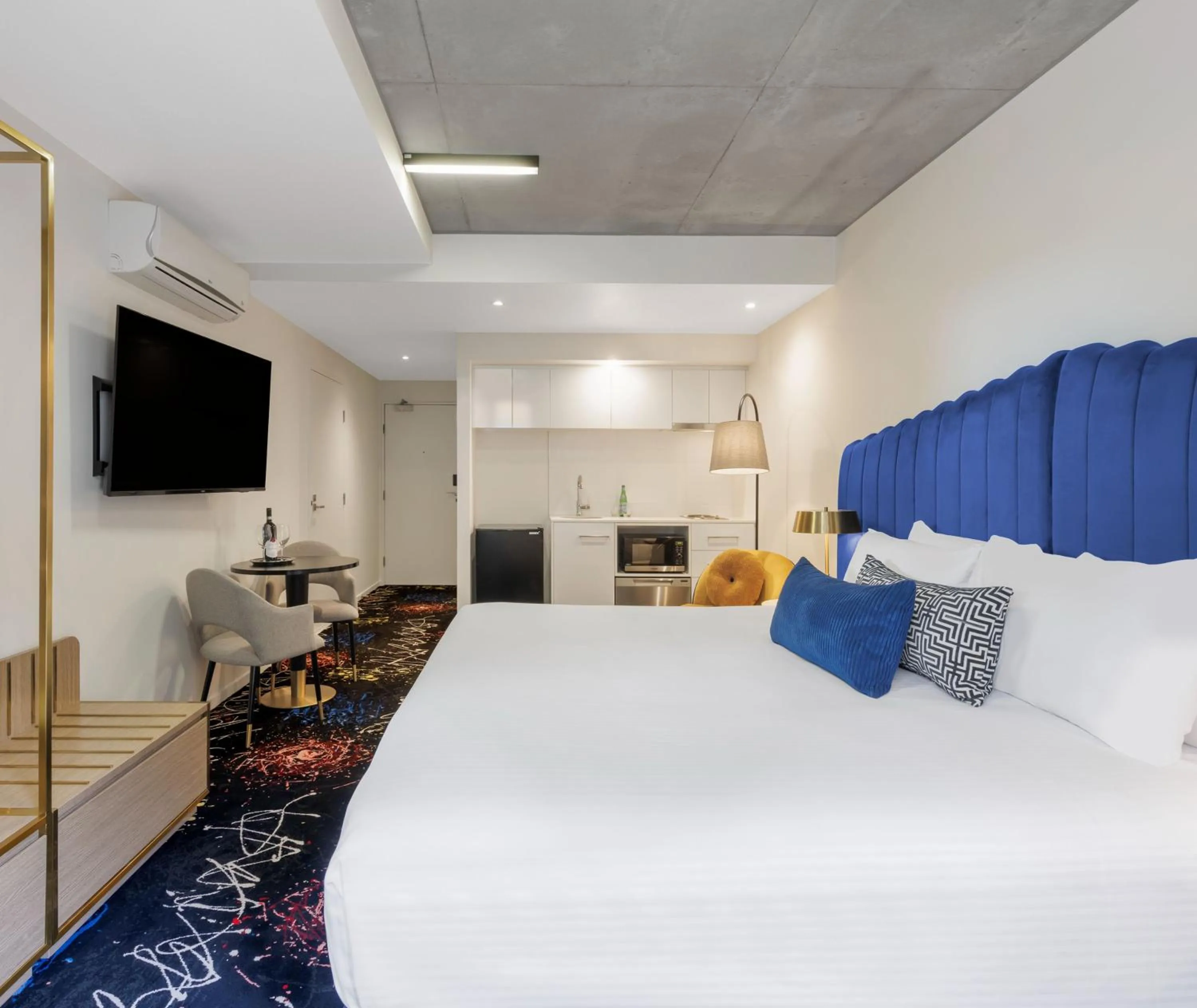 Bedroom, Bed in Oaks Melbourne St Kilda Road Hotel