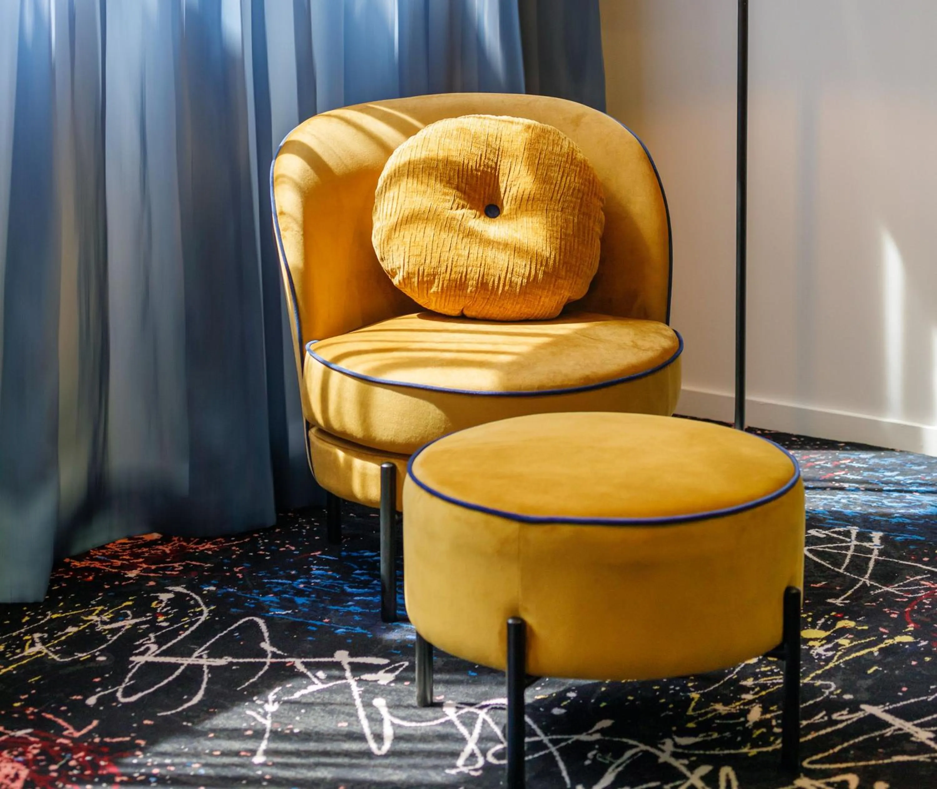 Seating area in Oaks Melbourne St Kilda Road Hotel