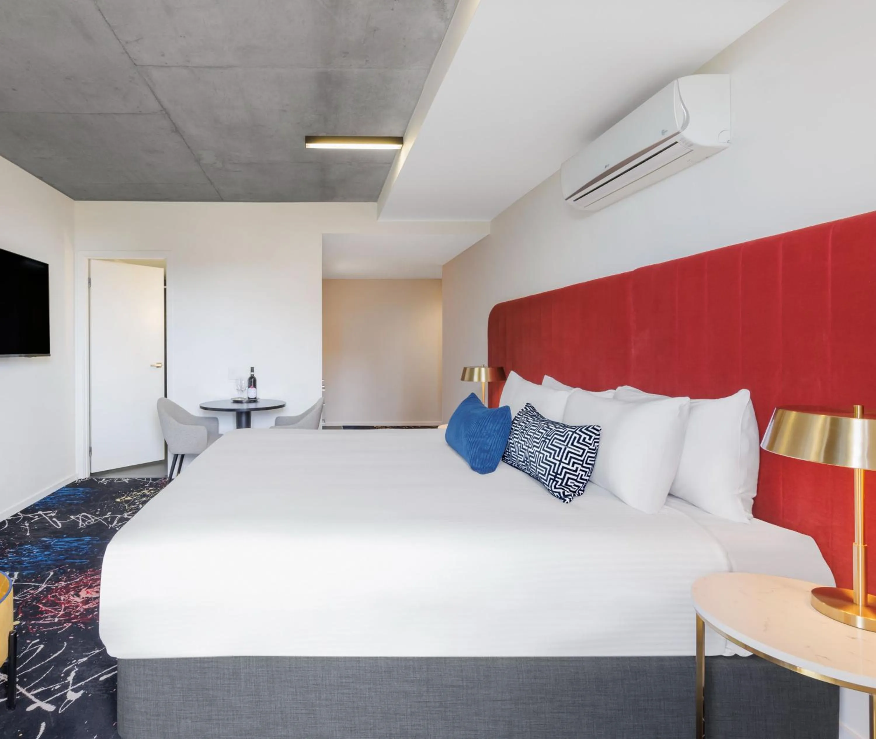 Bed in Oaks Melbourne St Kilda Road Hotel