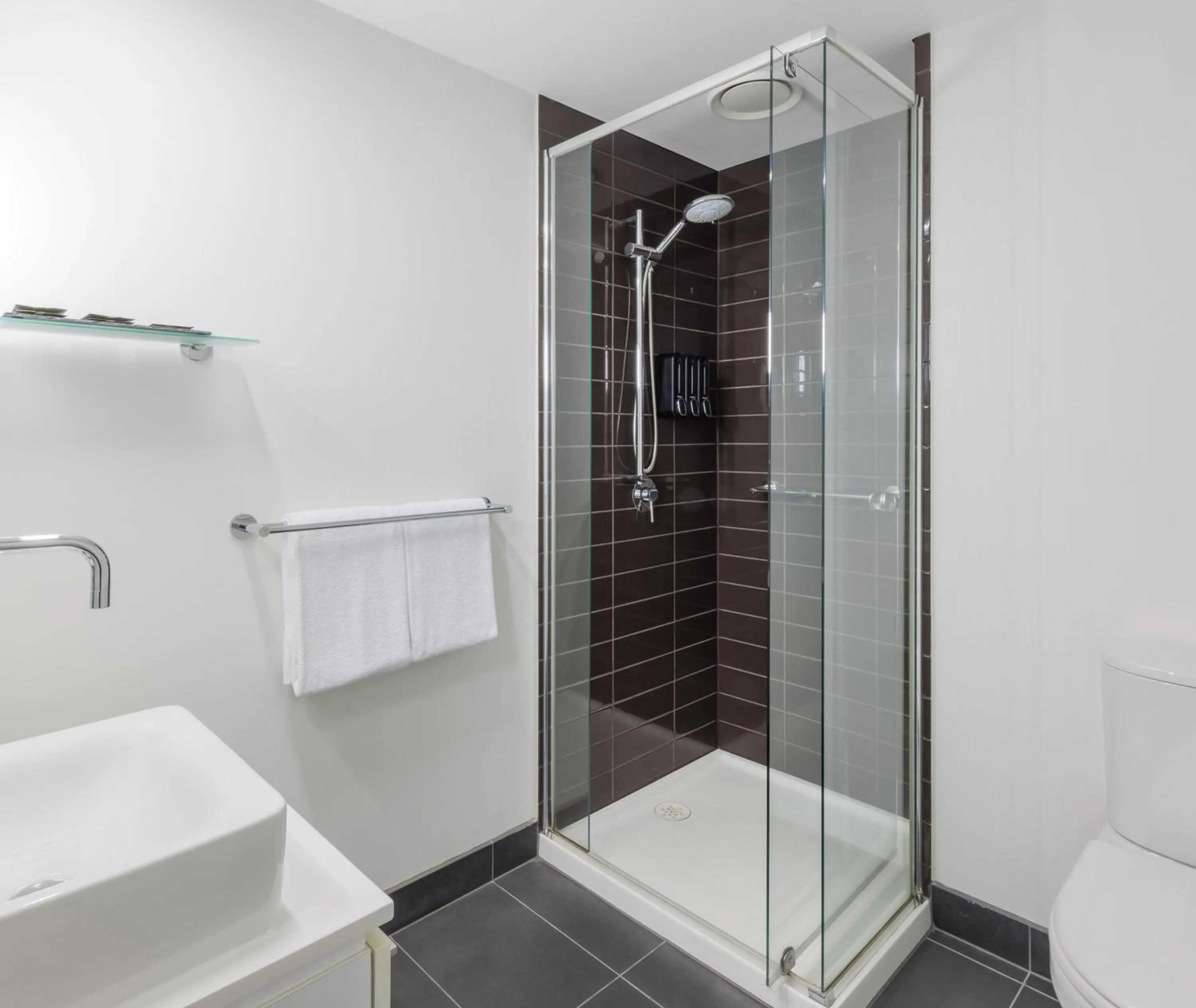 Shower in Oaks Melbourne St Kilda Road Hotel