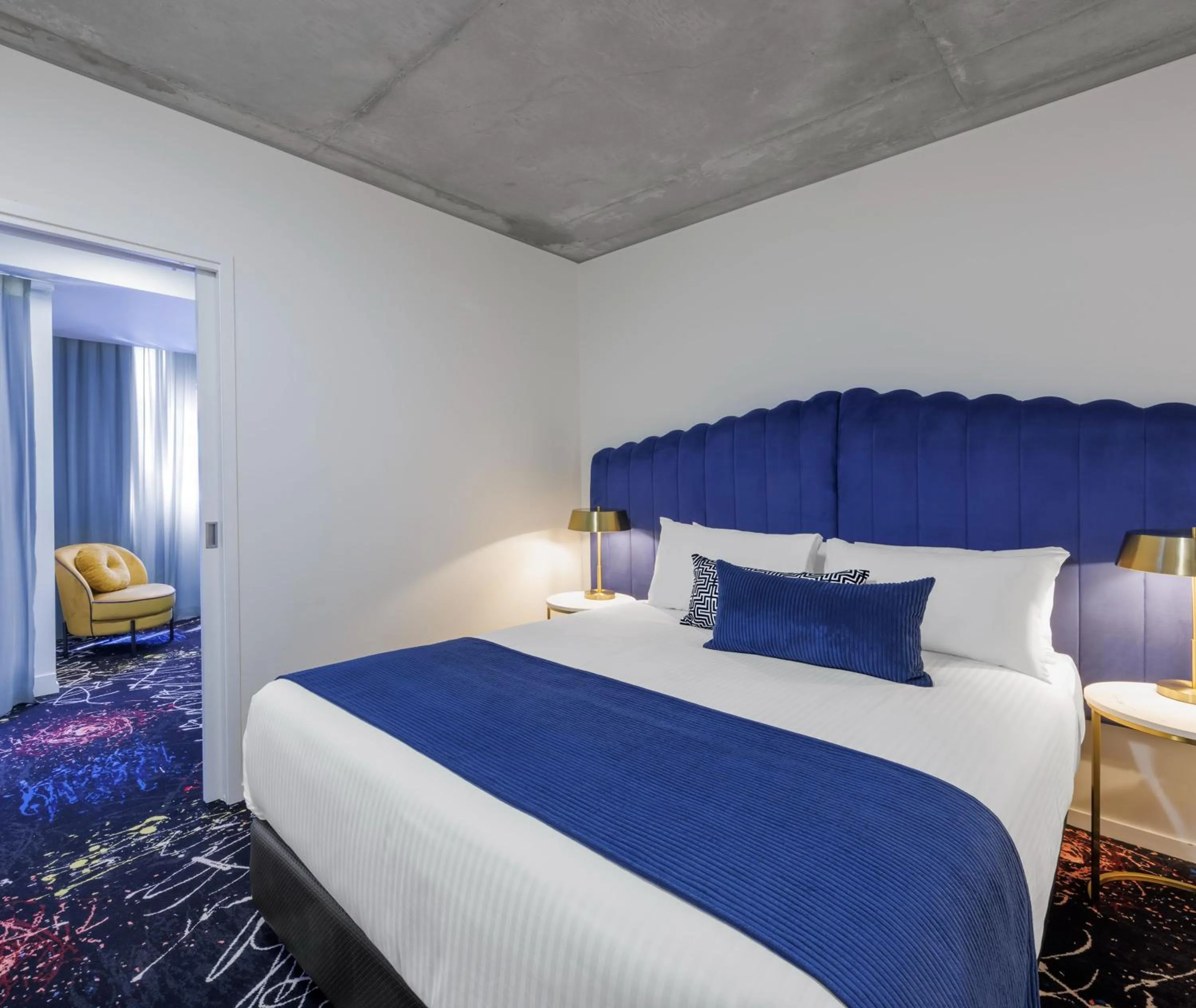 Bed in Oaks Melbourne St Kilda Road Hotel