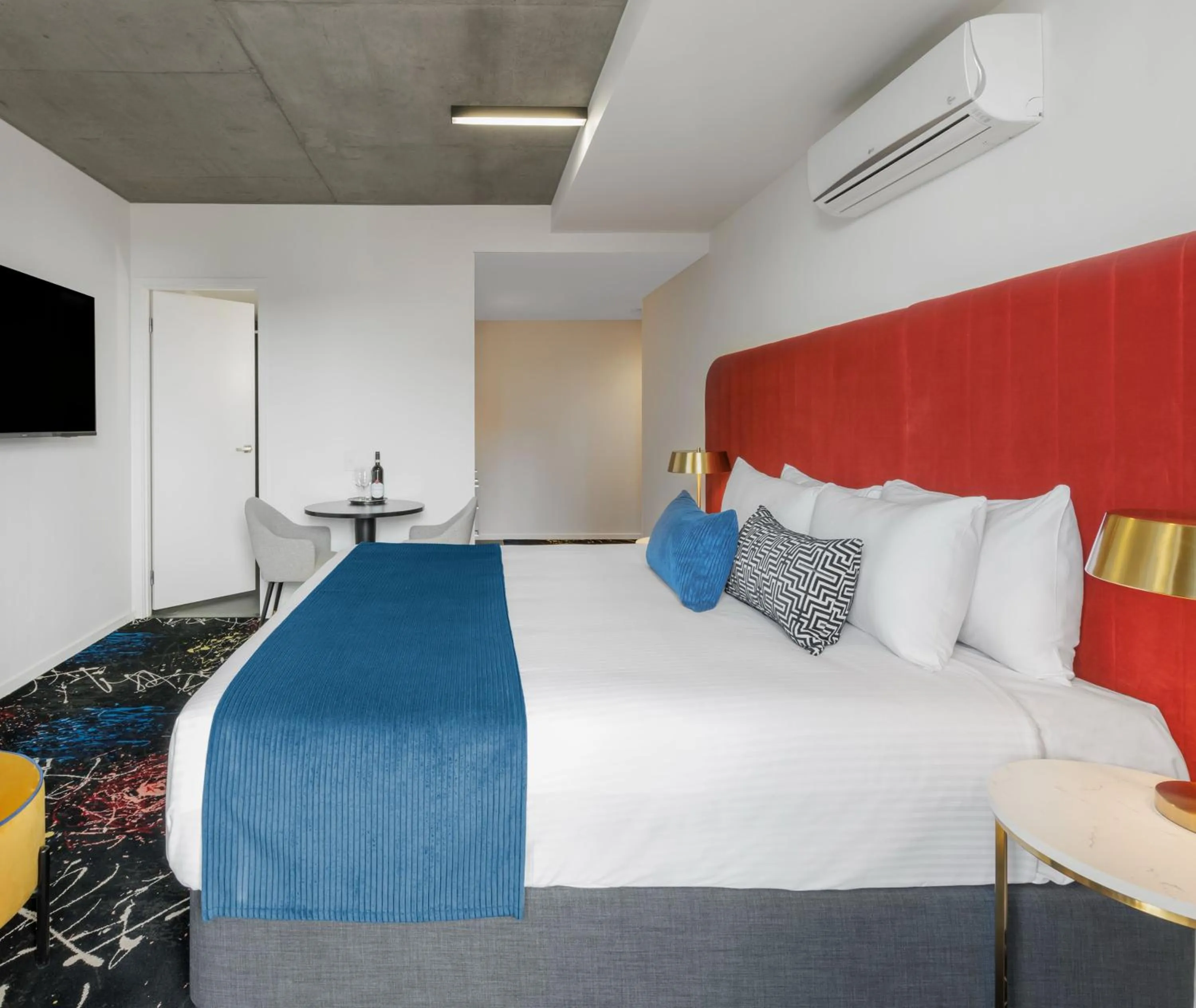 Bed in Oaks Melbourne St Kilda Road Hotel