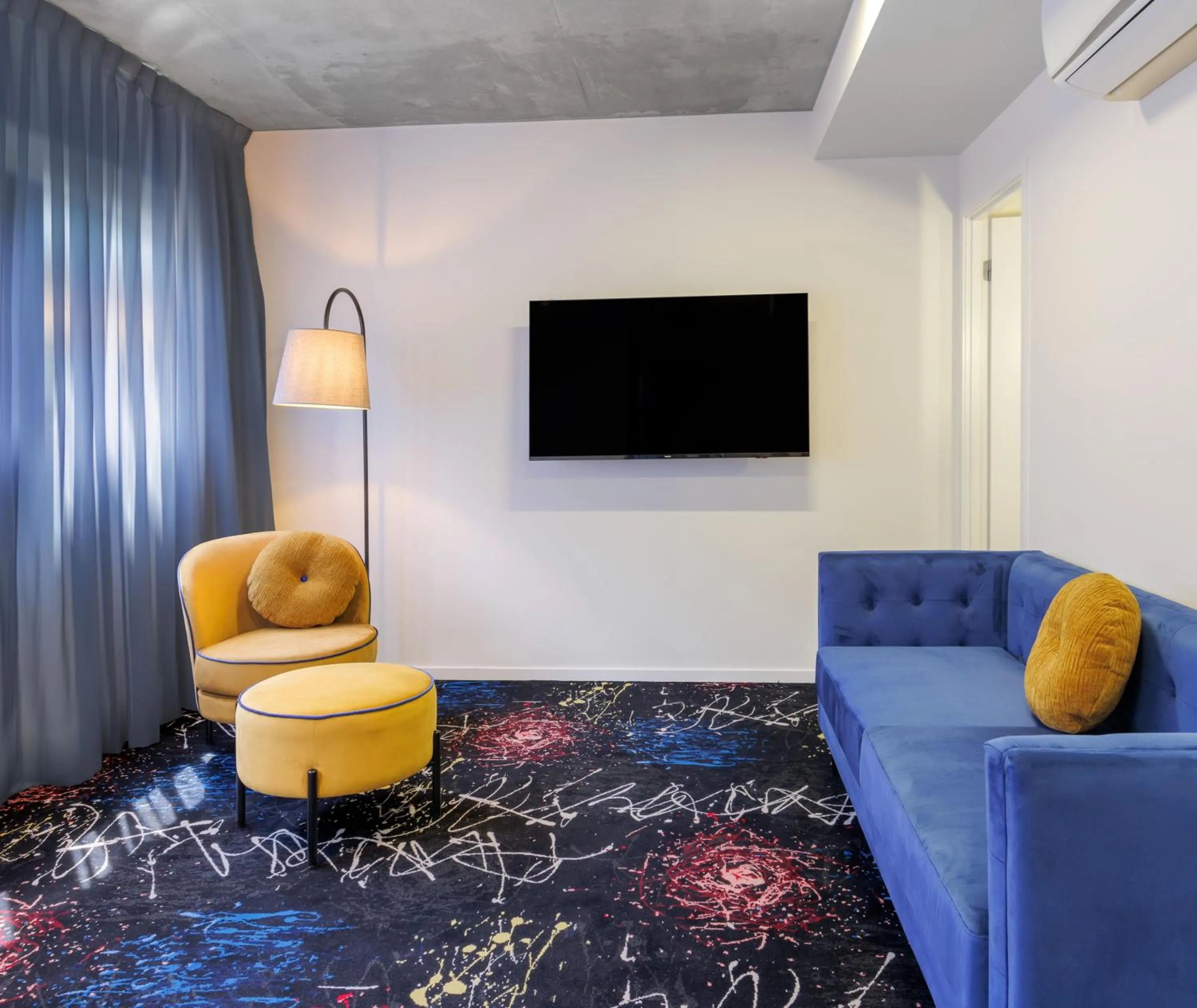 Seating area in Oaks Melbourne St Kilda Road Hotel