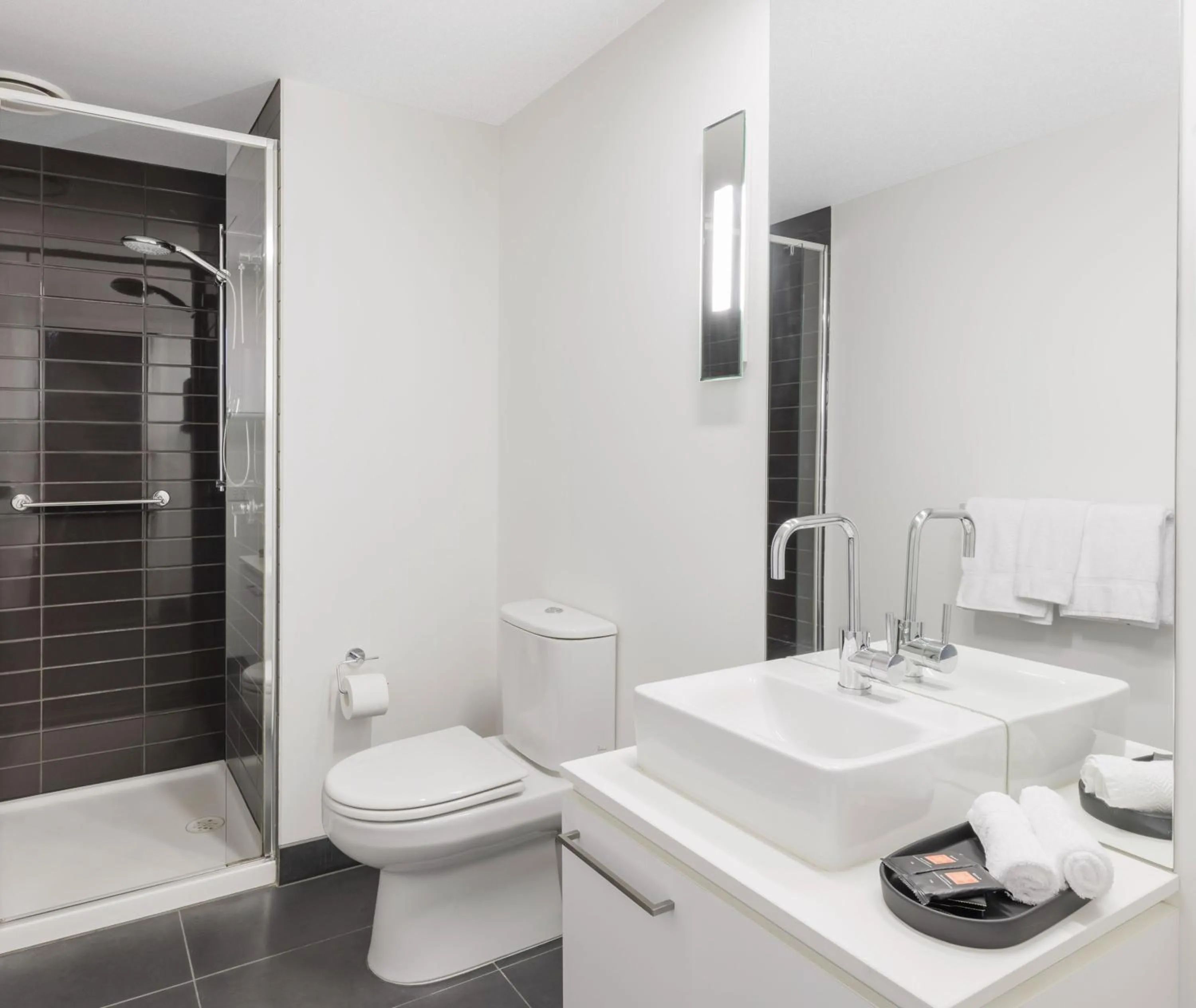 Toilet in Oaks Melbourne St Kilda Road Hotel