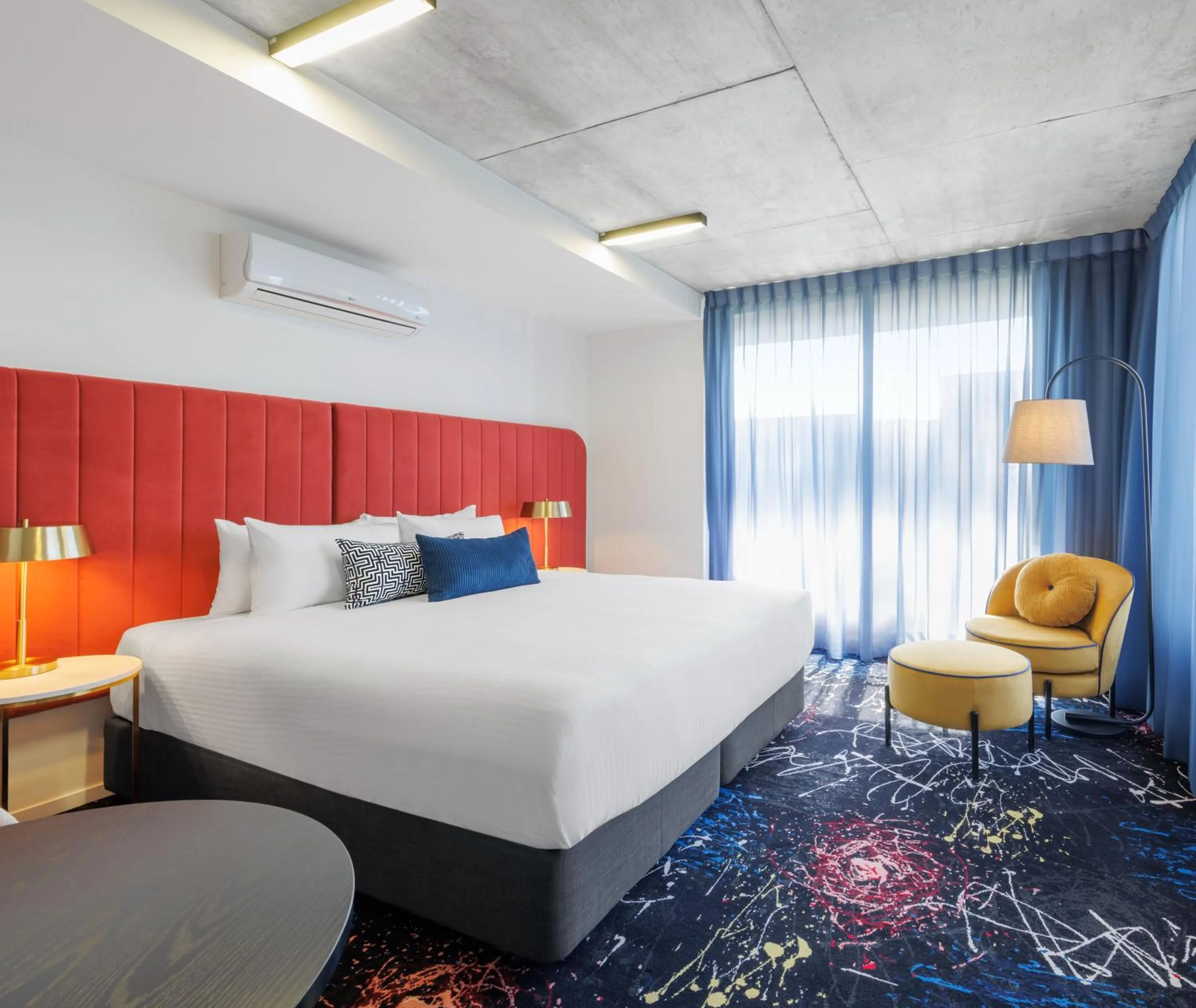 Bedroom, Bed in Oaks Melbourne St Kilda Road Hotel