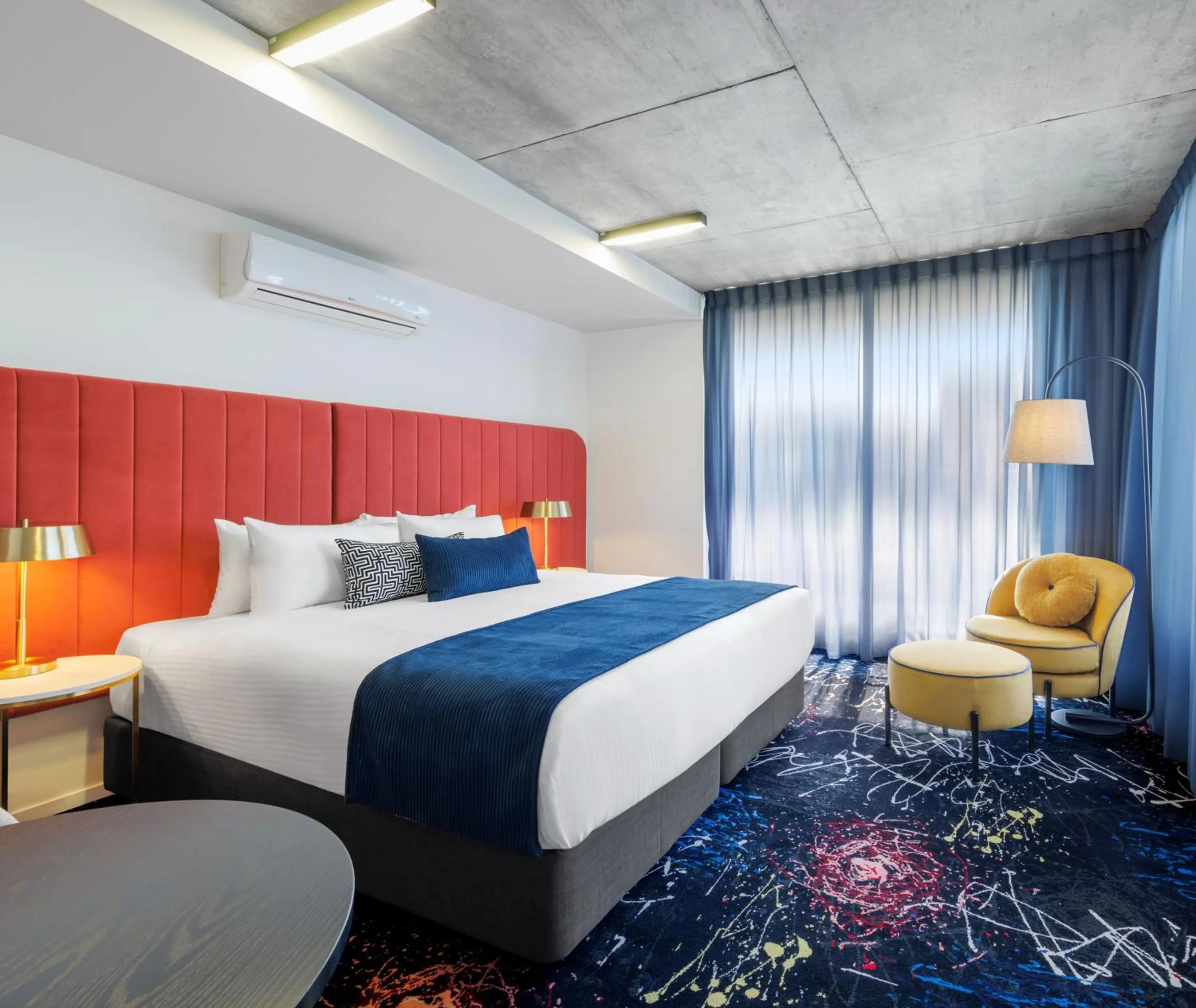 Bedroom, Bed in Oaks Melbourne St Kilda Road Hotel