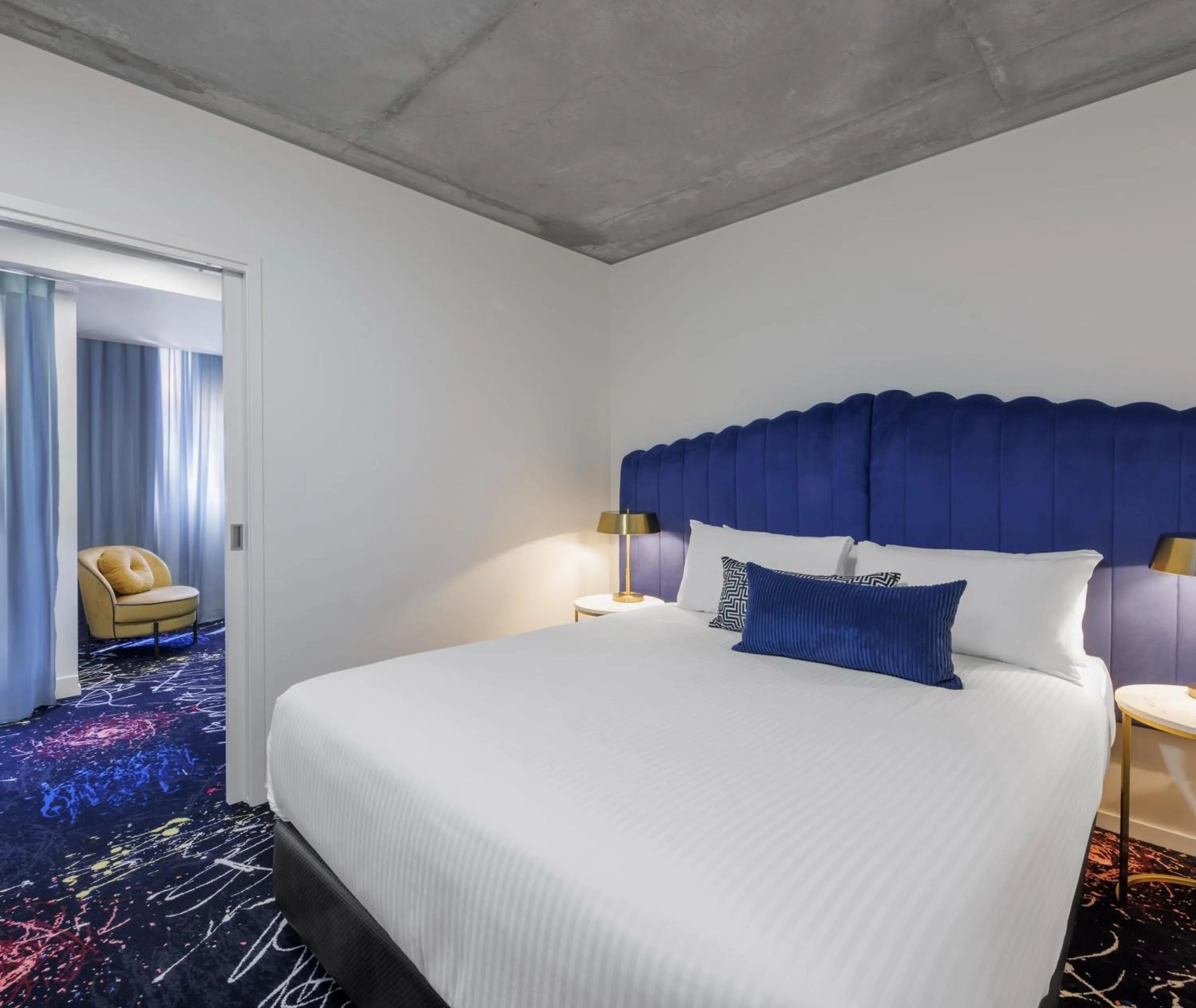 Bed in Oaks Melbourne St Kilda Road Hotel