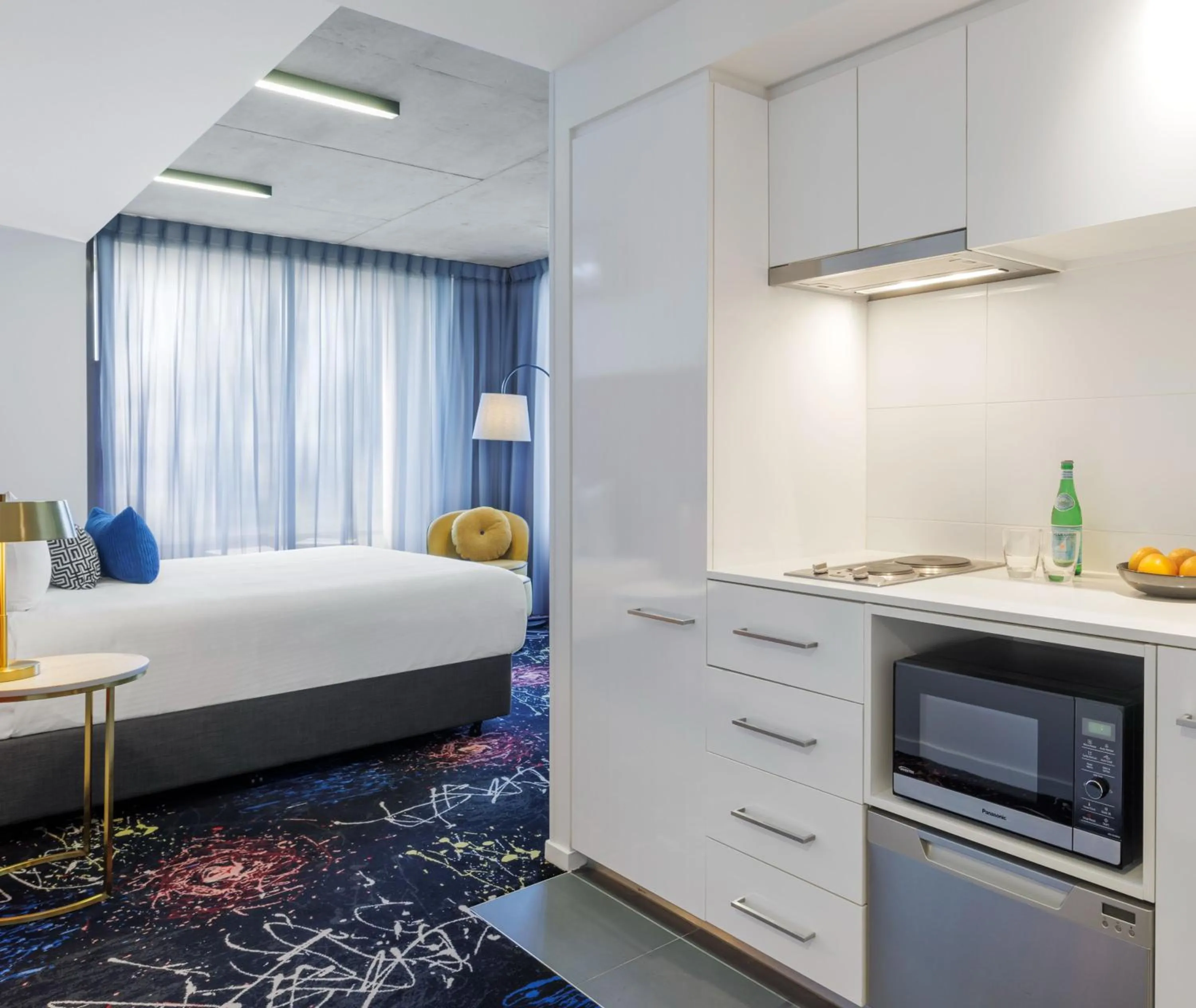 Kitchen or kitchenette, Bed in Oaks Melbourne St Kilda Road Hotel