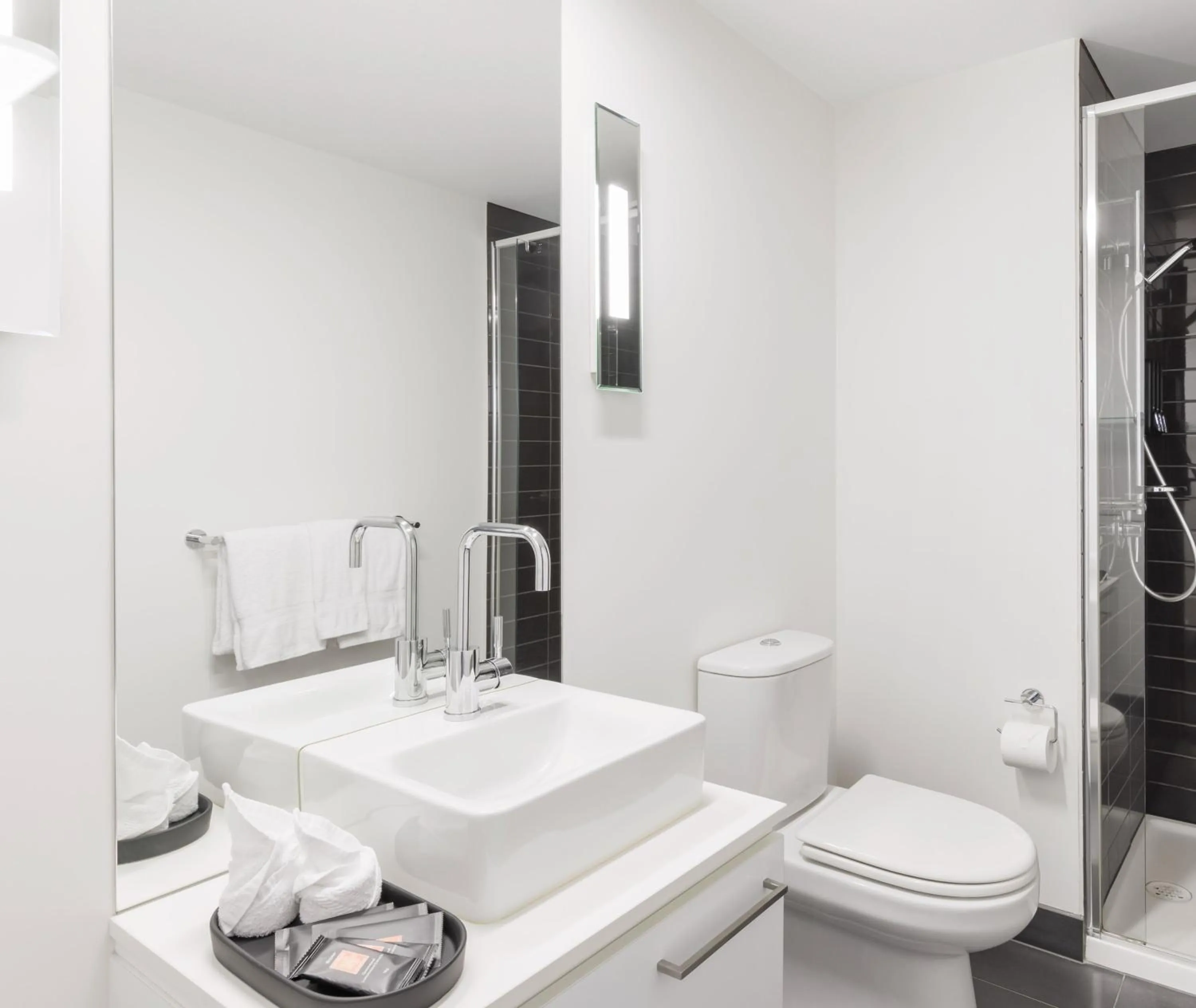 Toilet in Oaks Melbourne St Kilda Road Hotel