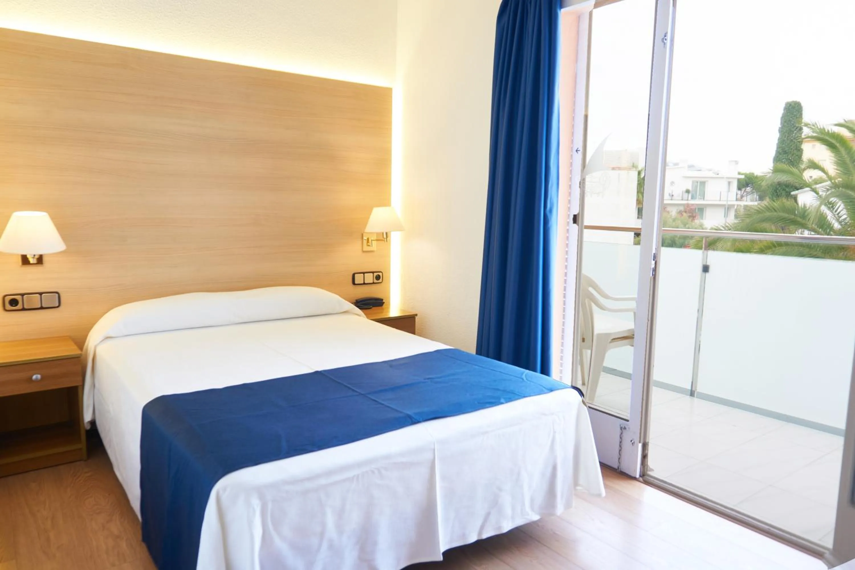 Photo of the whole room, Bed in Nautilus Hotel