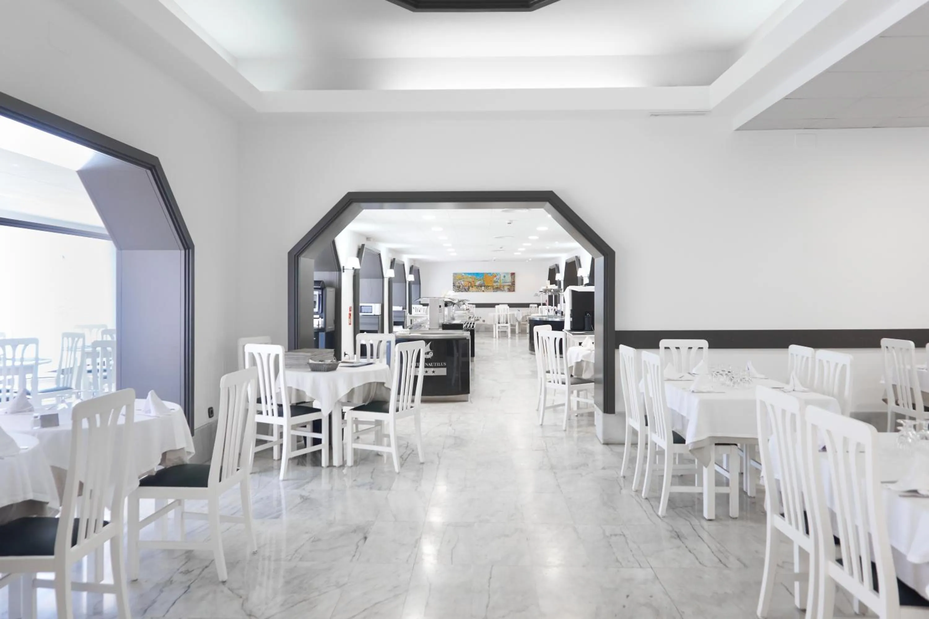 Restaurant/places to eat in Nautilus Hotel