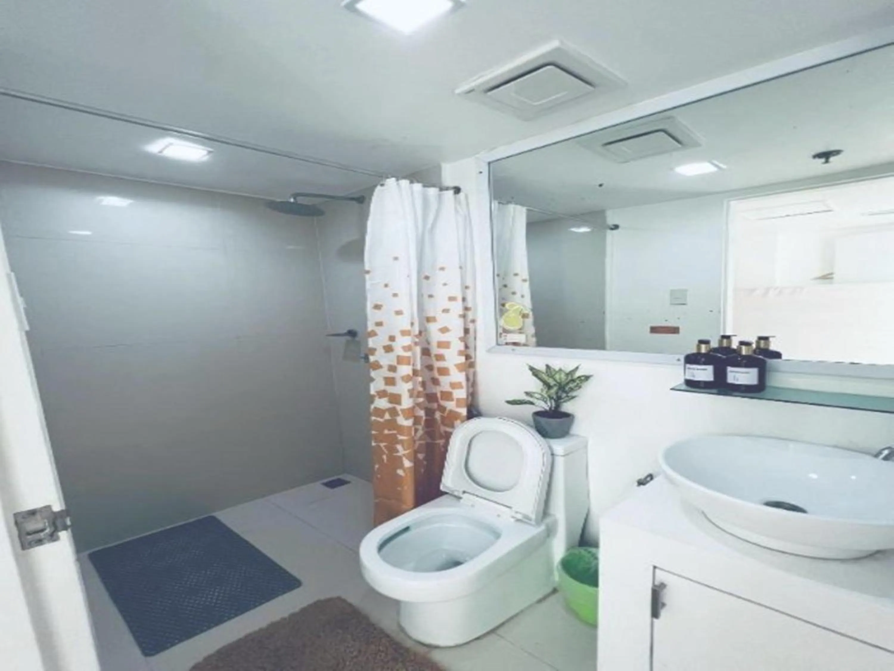 Shower in Wanderlust Bed and Breakfast Puerto Princesa