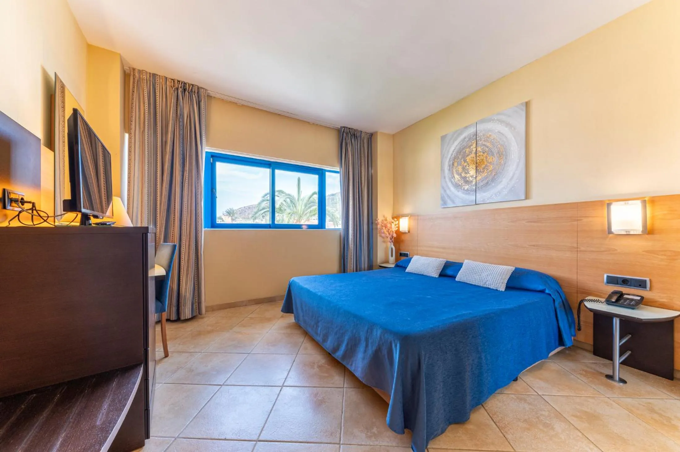 Bedroom, Bed in Hotel Rober Palas