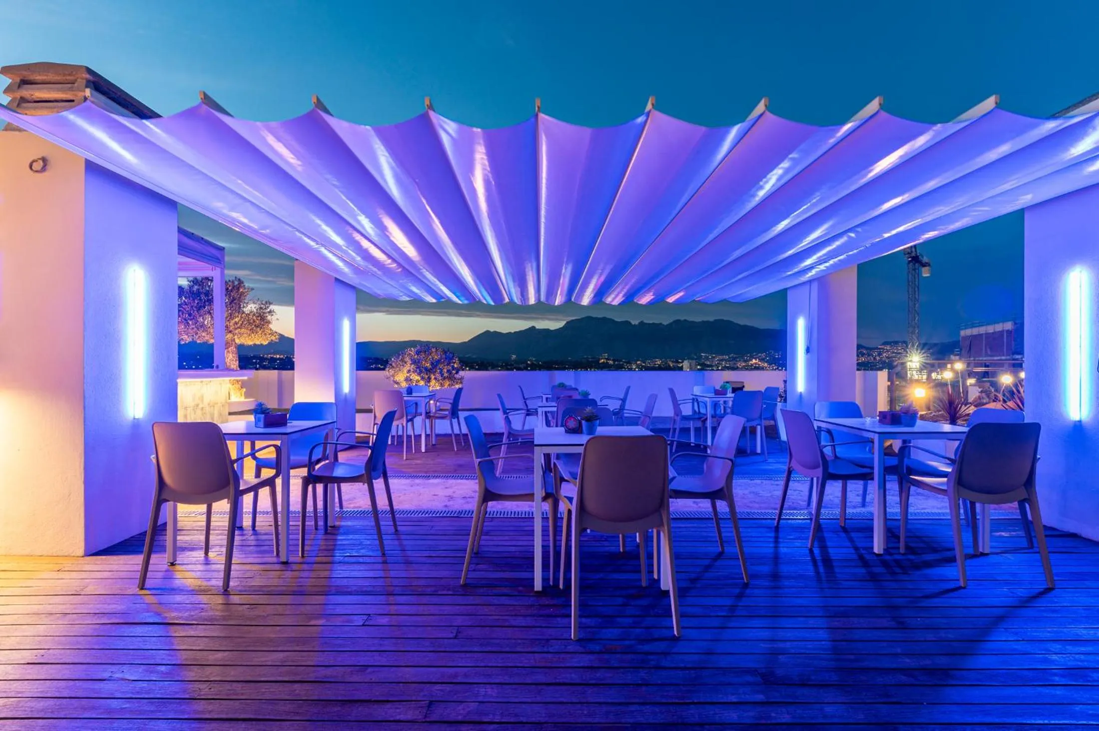 Evening entertainment in Hotel Rober Palas