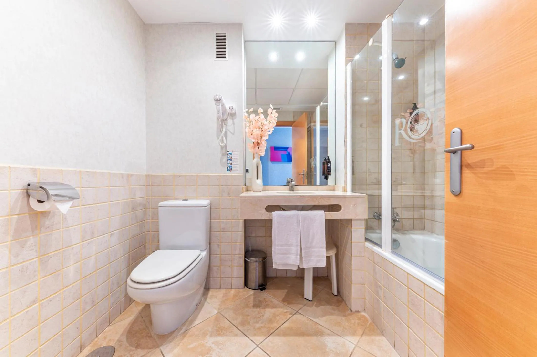 Bathroom in Hotel Rober Palas