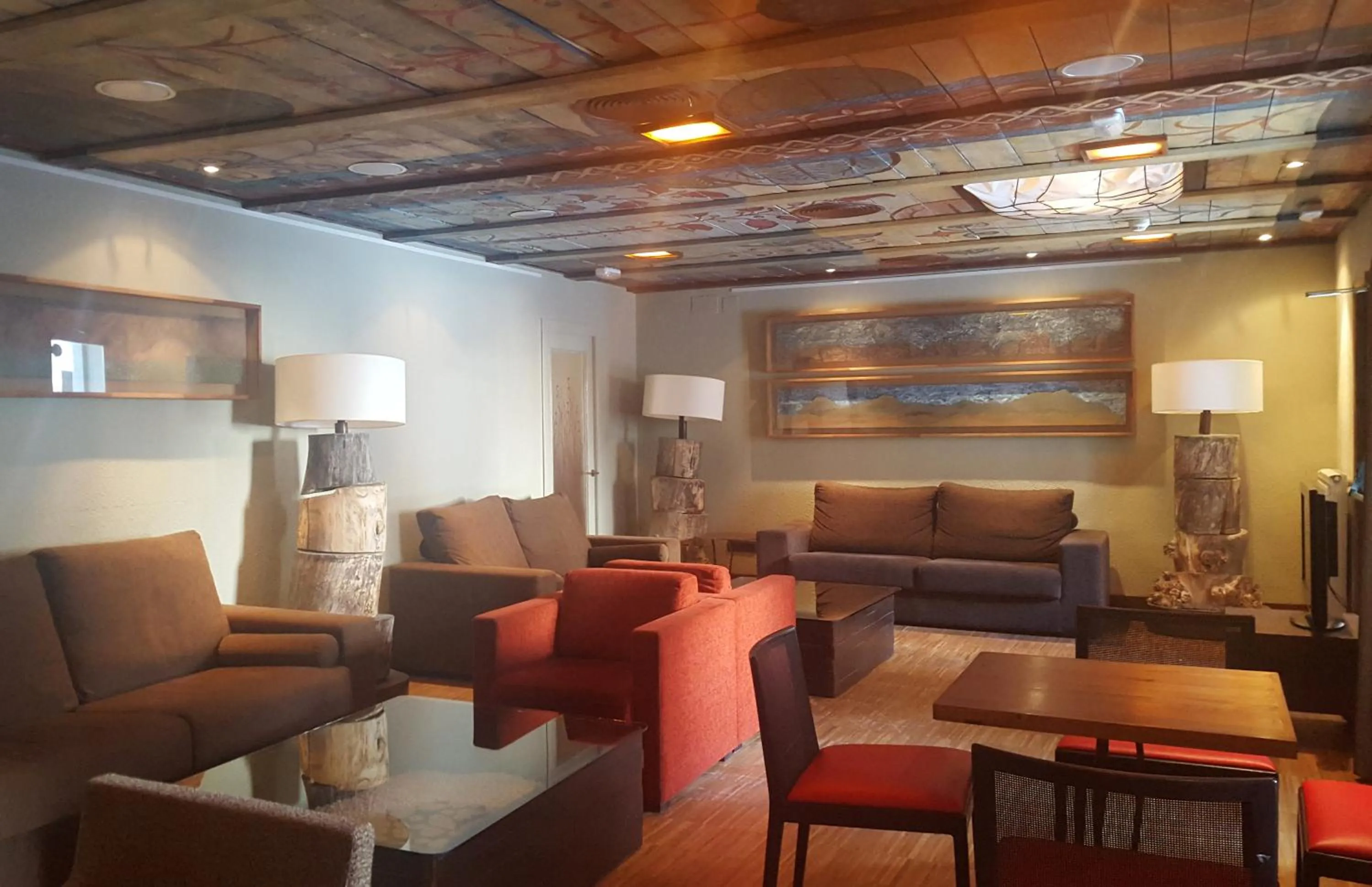 Communal lounge/ TV room in Hotel Santa Cristina Petit Spa