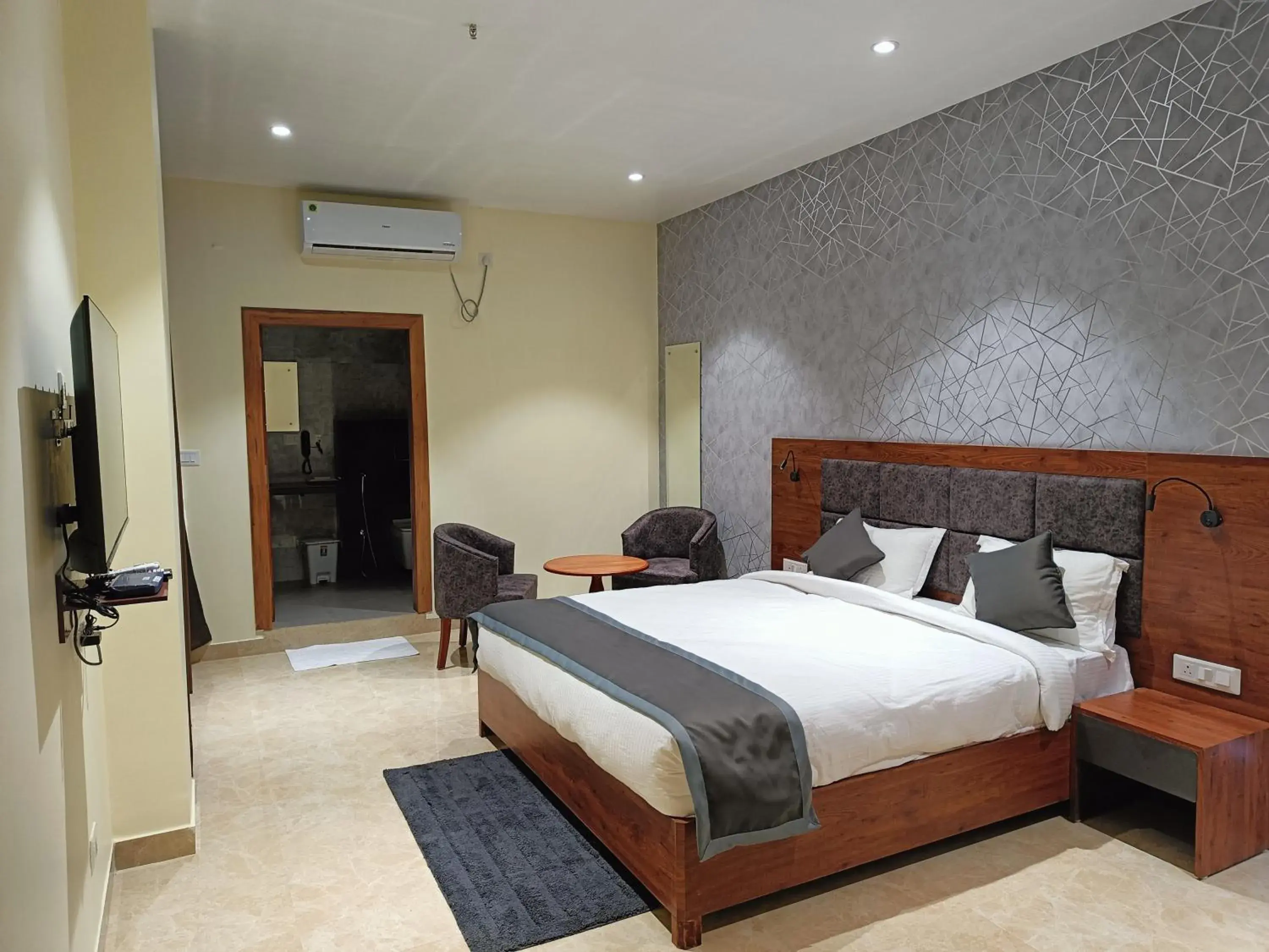 Deluxe Room - single occupancy in HOTEL GOLDEN ORCHID Deluxe Room - single occupancy in HOTEL GOLDEN ORCHID
