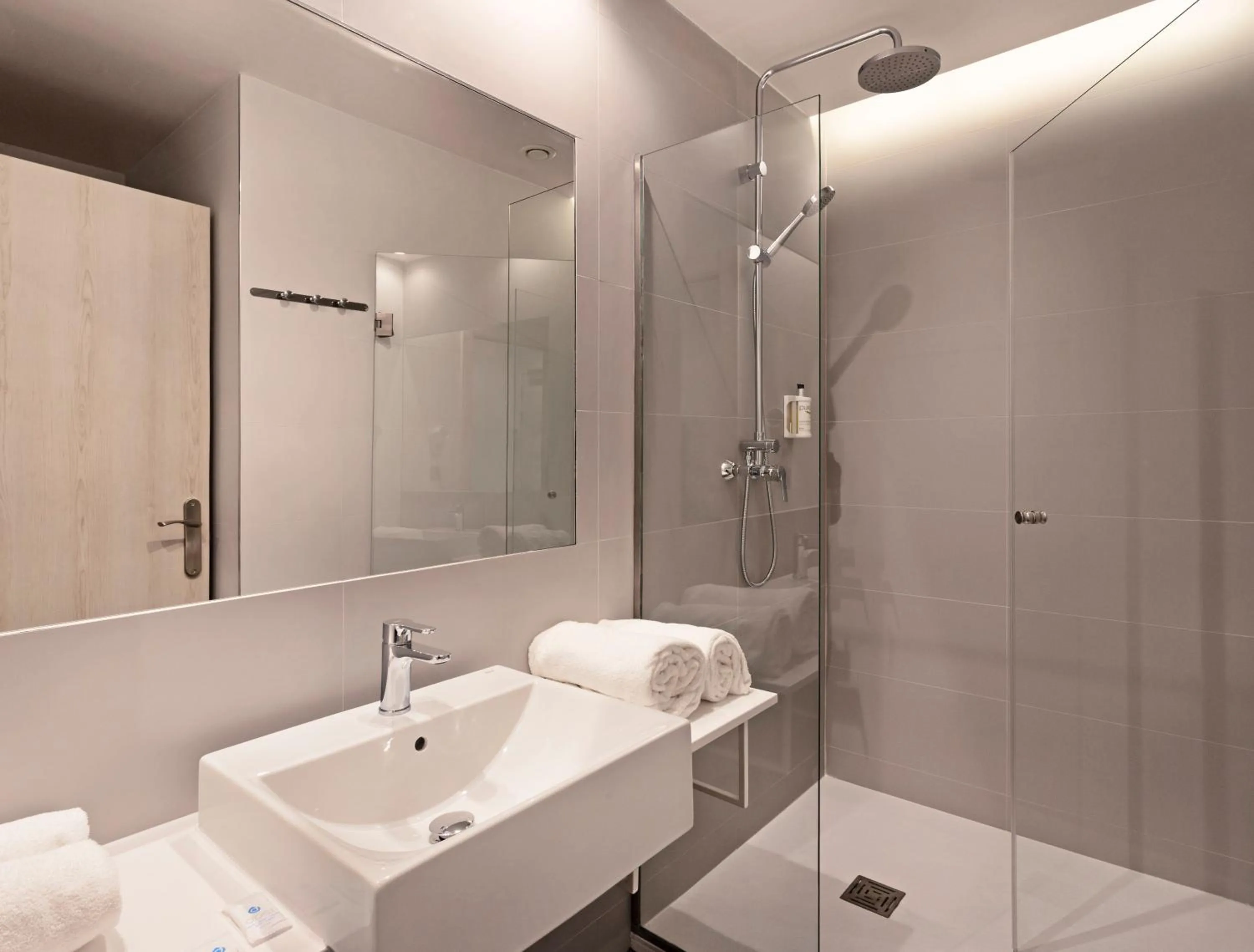 Shower in B&B HOTEL Madrid Fuenlabrada