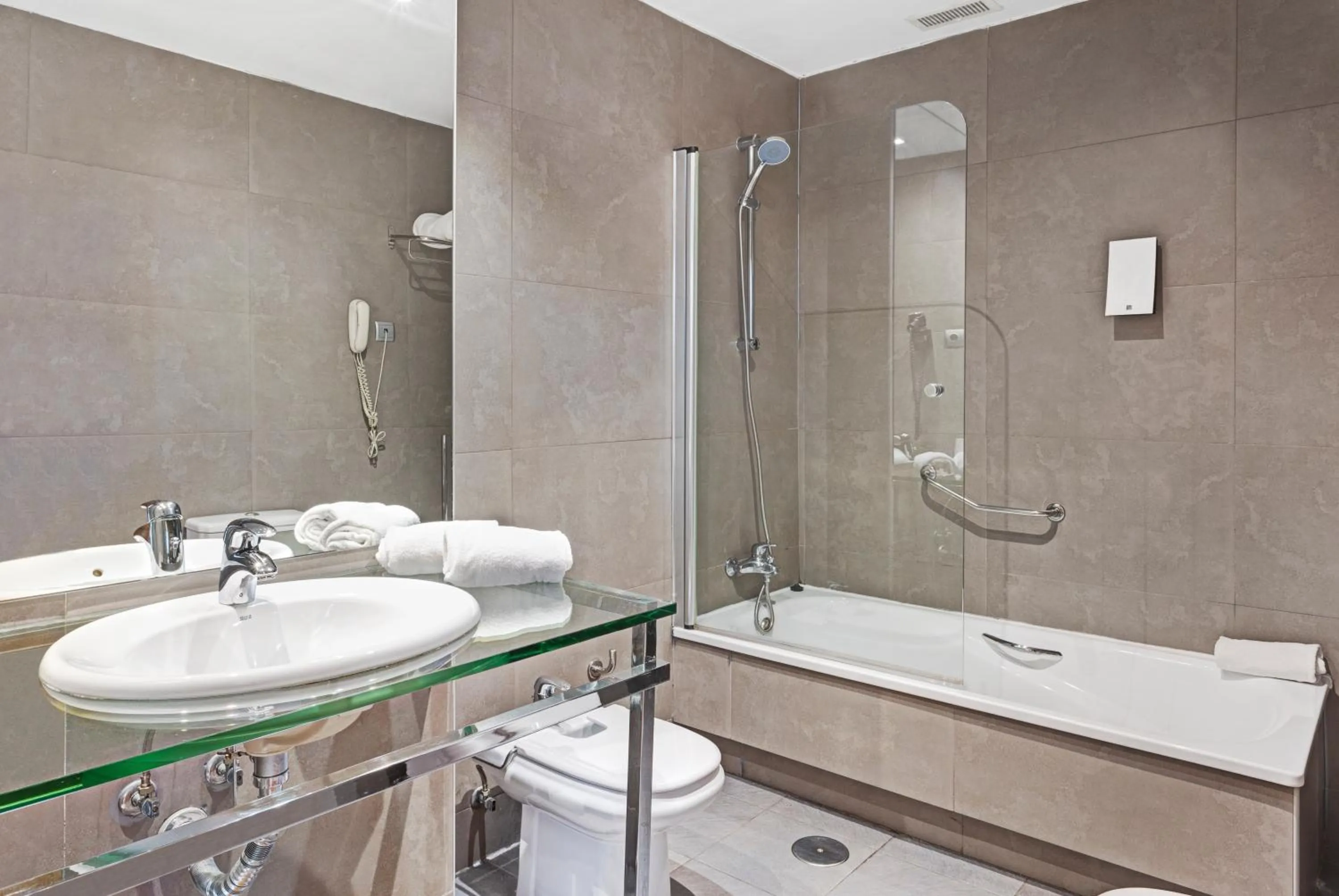 Shower in B&B HOTEL Madrid Fuenlabrada