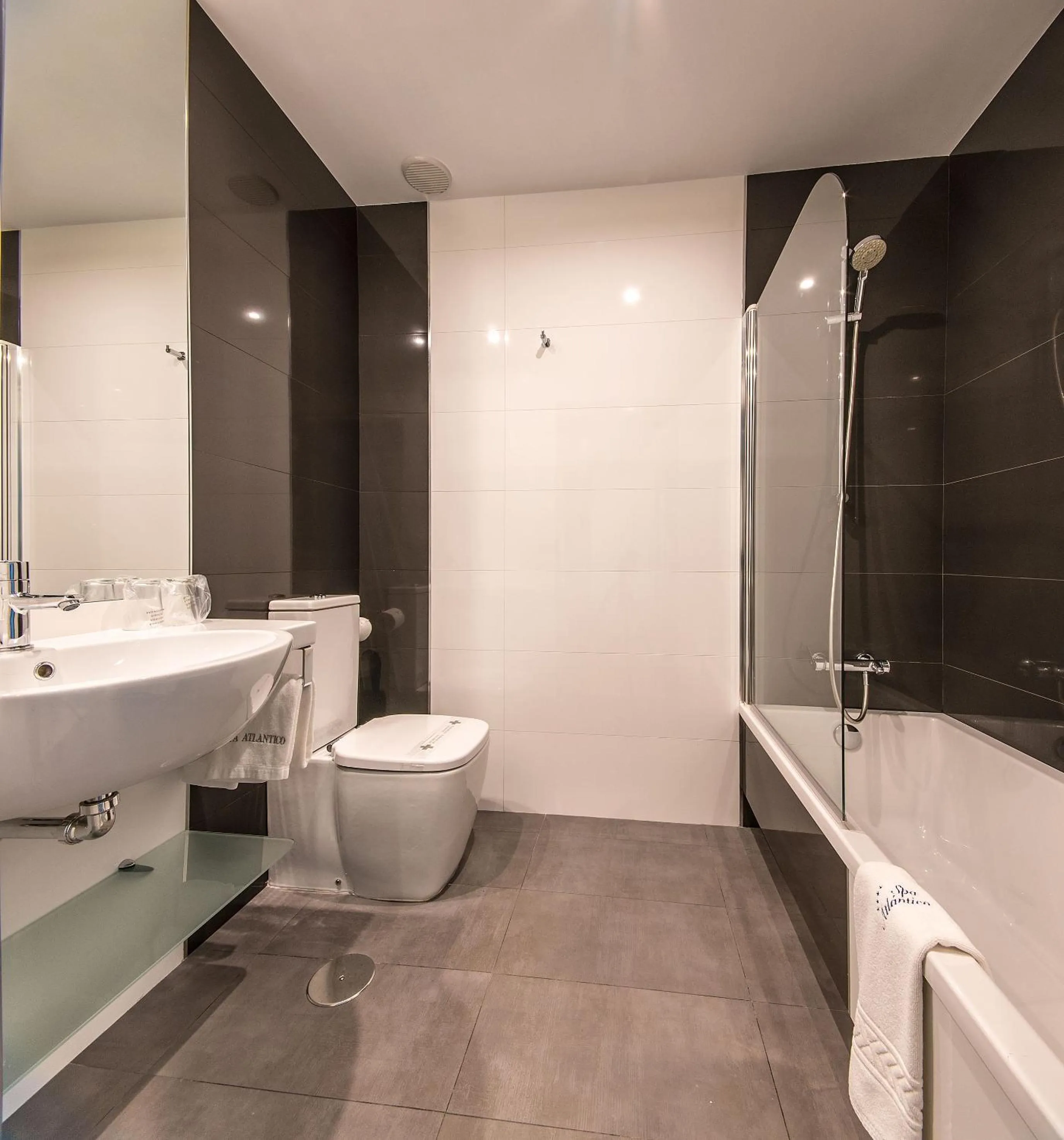 Bathroom in Hotel Spa Atlántico San Vicente do Mar