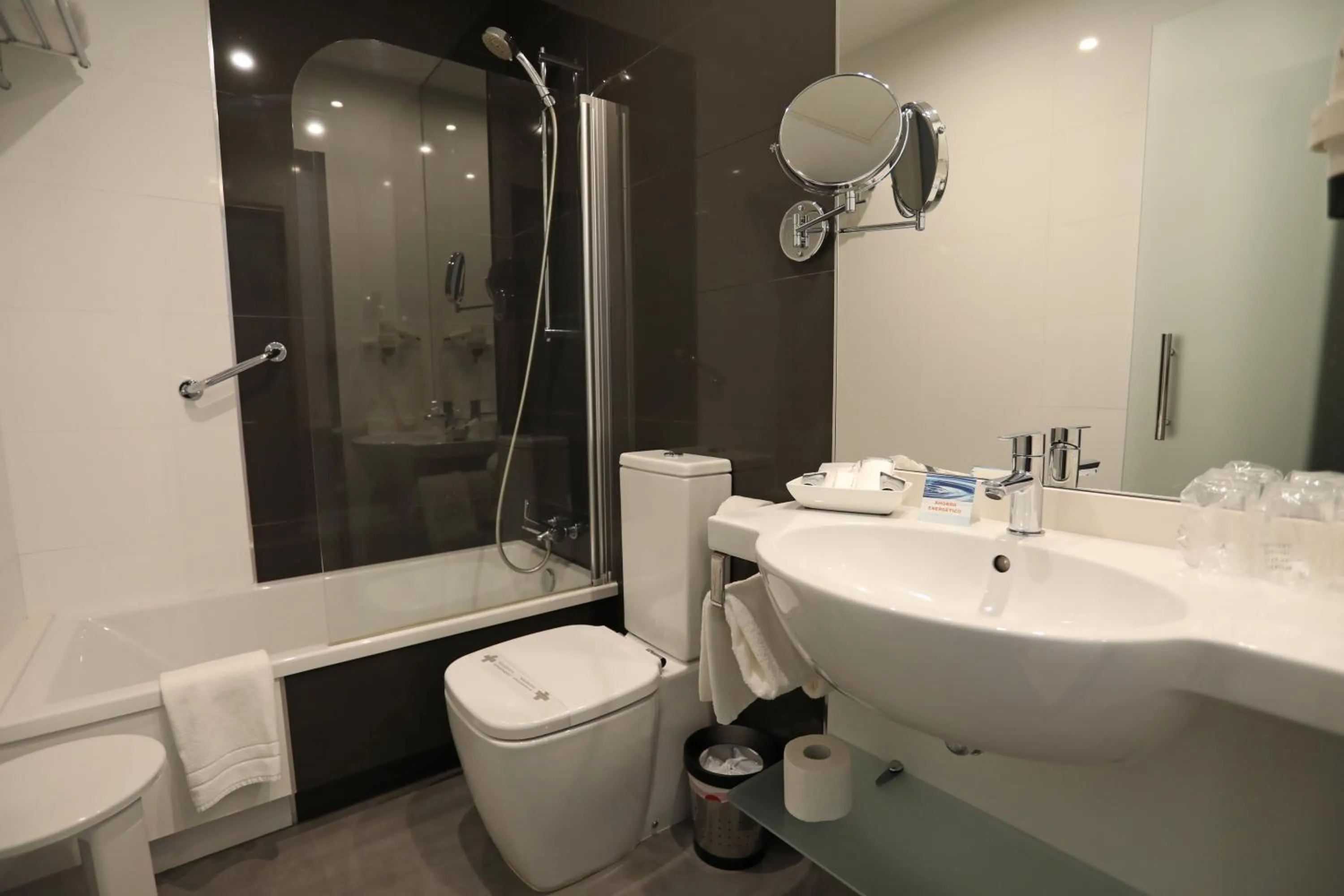 Shower in Hotel Spa Atlántico San Vicente do Mar