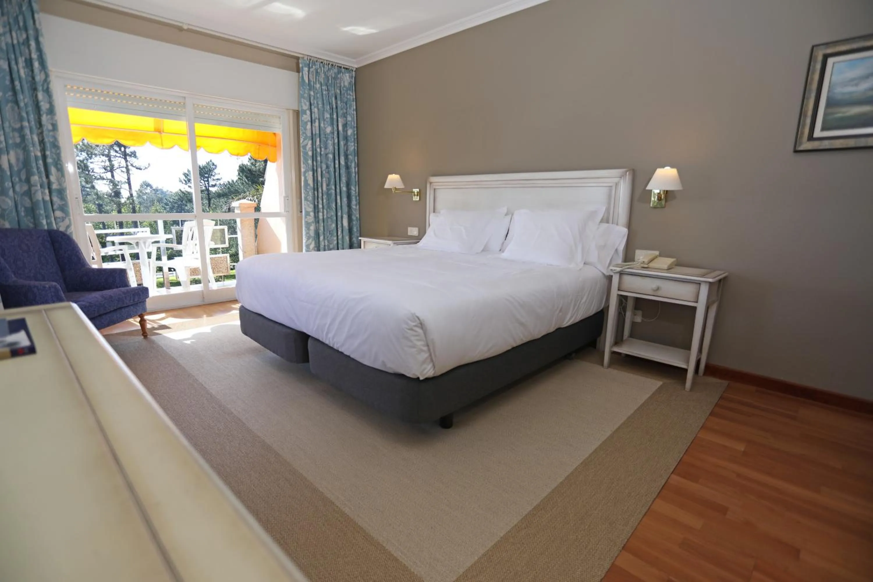 Property building, Bed in Hotel Spa Atlántico San Vicente do Mar
