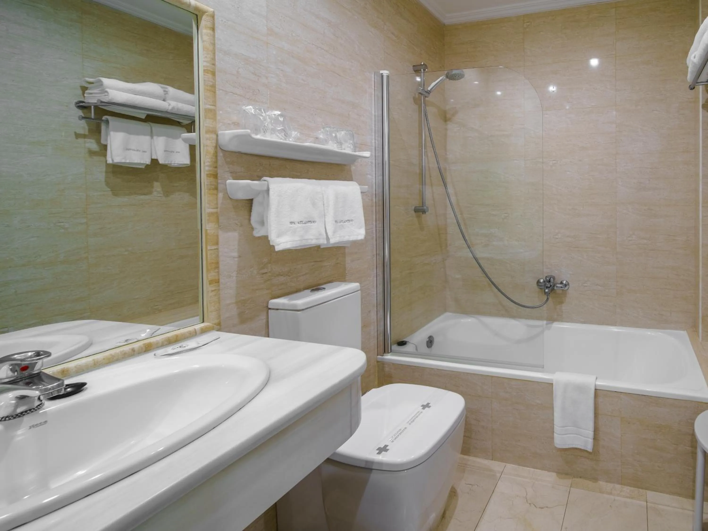 Bathroom in Hotel Spa Atlántico San Vicente do Mar