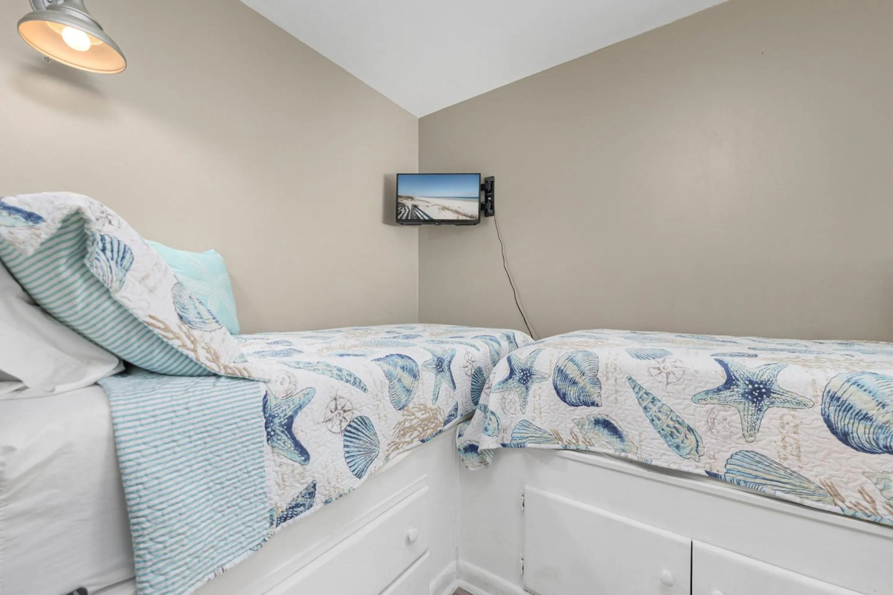 Property building, Bed in Colony Reef 3102