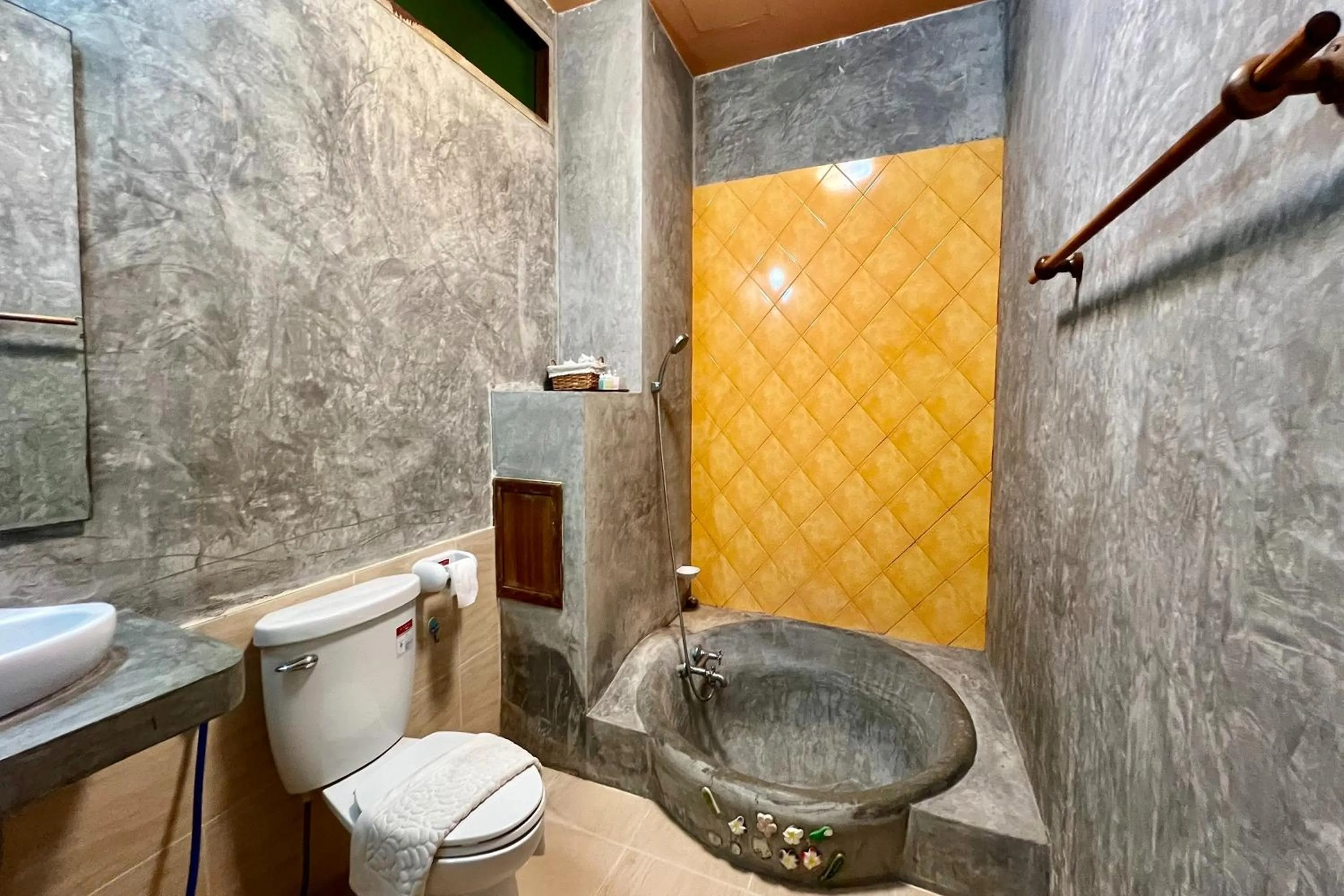 Shower in Amethyst Hotel Chiang Mai