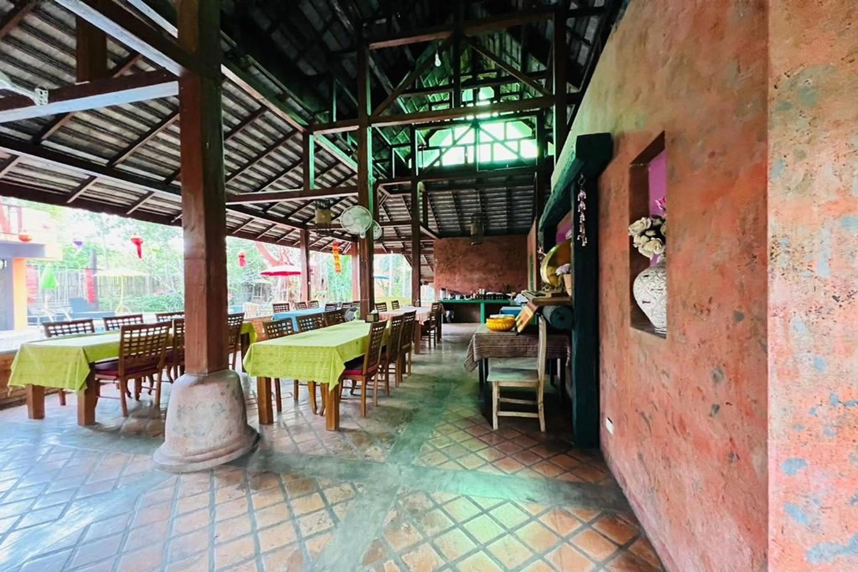 Restaurant/places to eat in Amethyst Hotel Chiang Mai