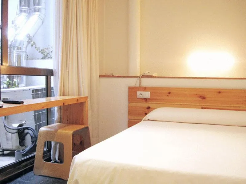 Photo of the whole room, Bed in La Plaza II