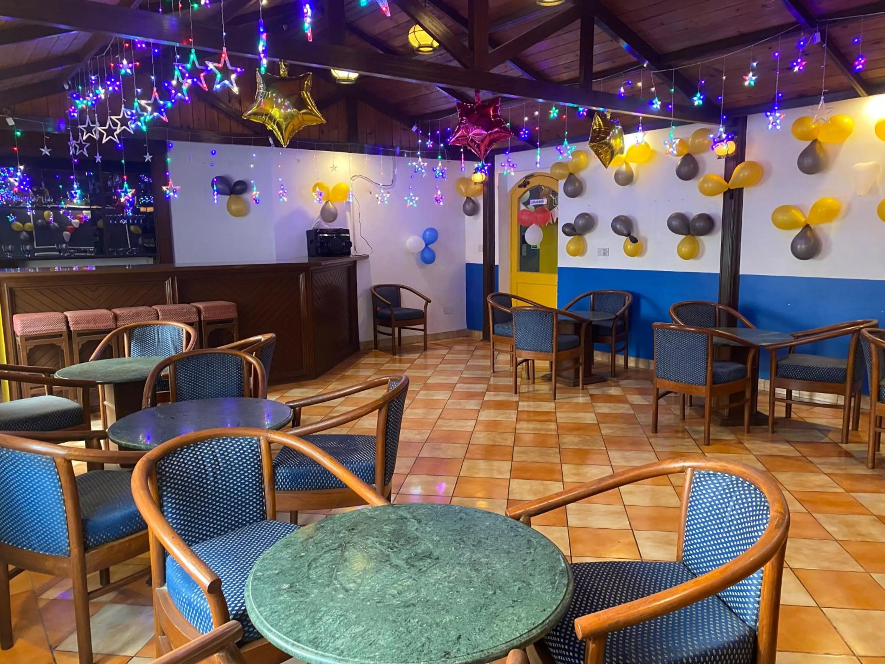 Restaurant/places to eat in Hotel Kant Palace