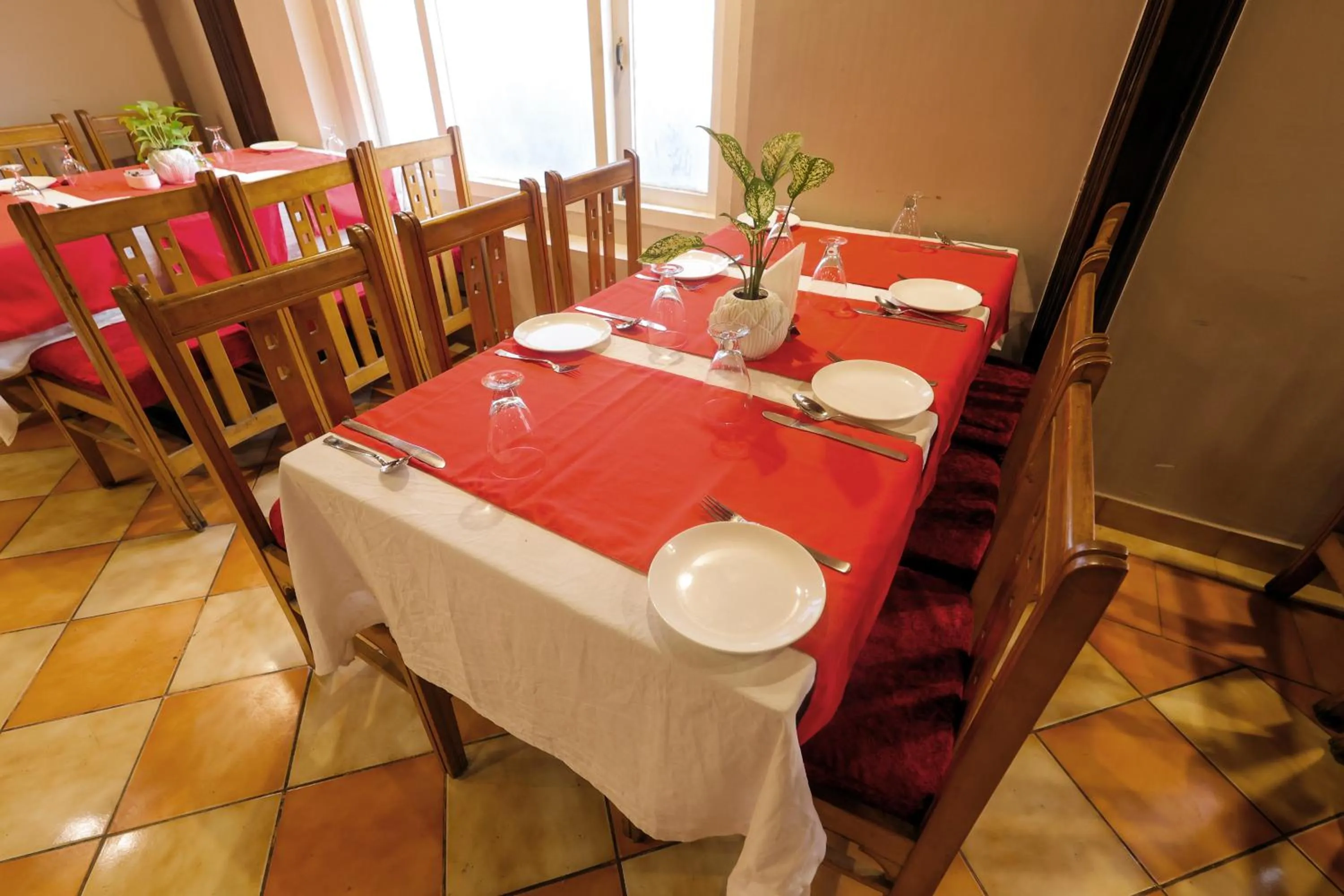 Restaurant/places to eat in Hotel Kant Palace