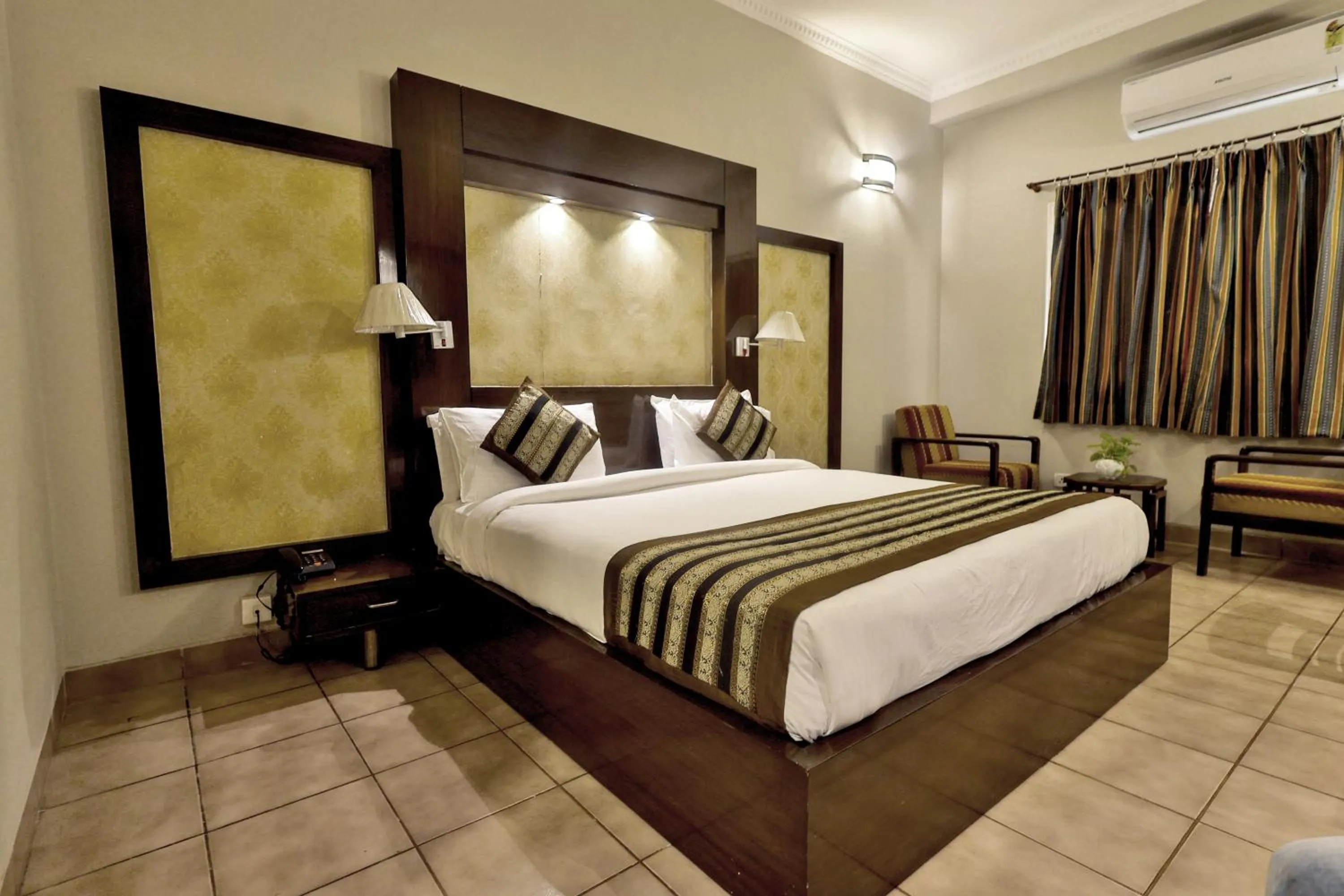 Bed in Hotel Kant Palace