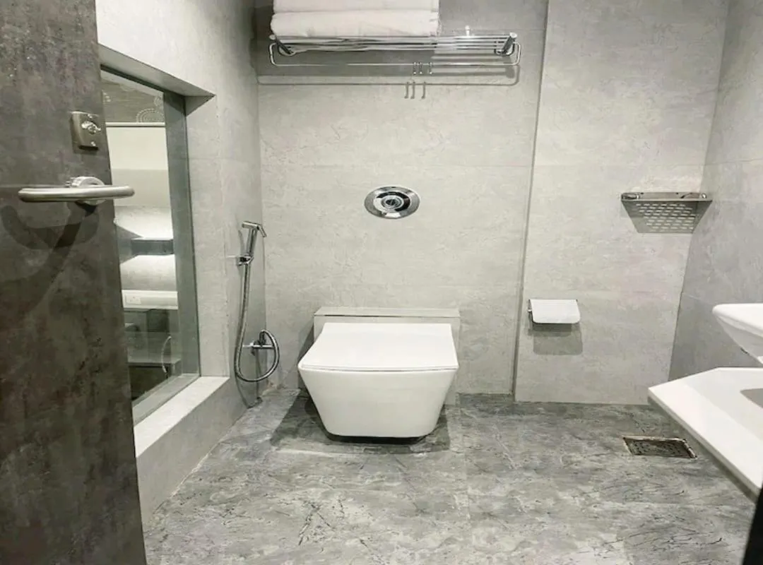 Toilet in HOTEL BLACK BURN