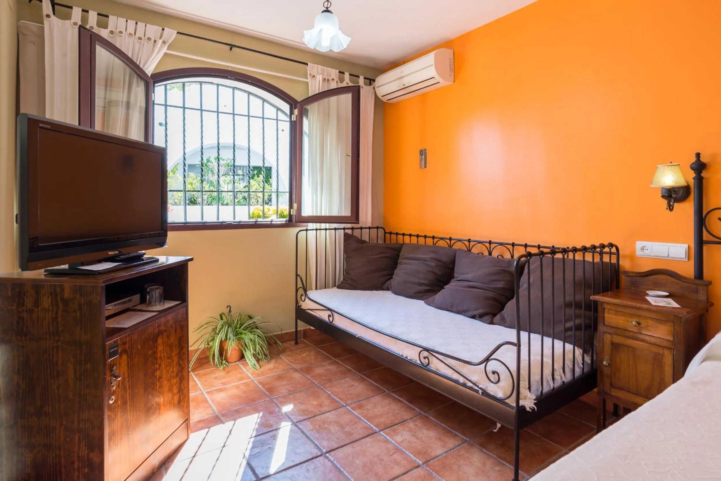 TV and multimedia, Bed in Hostal El Escudo de Mijas